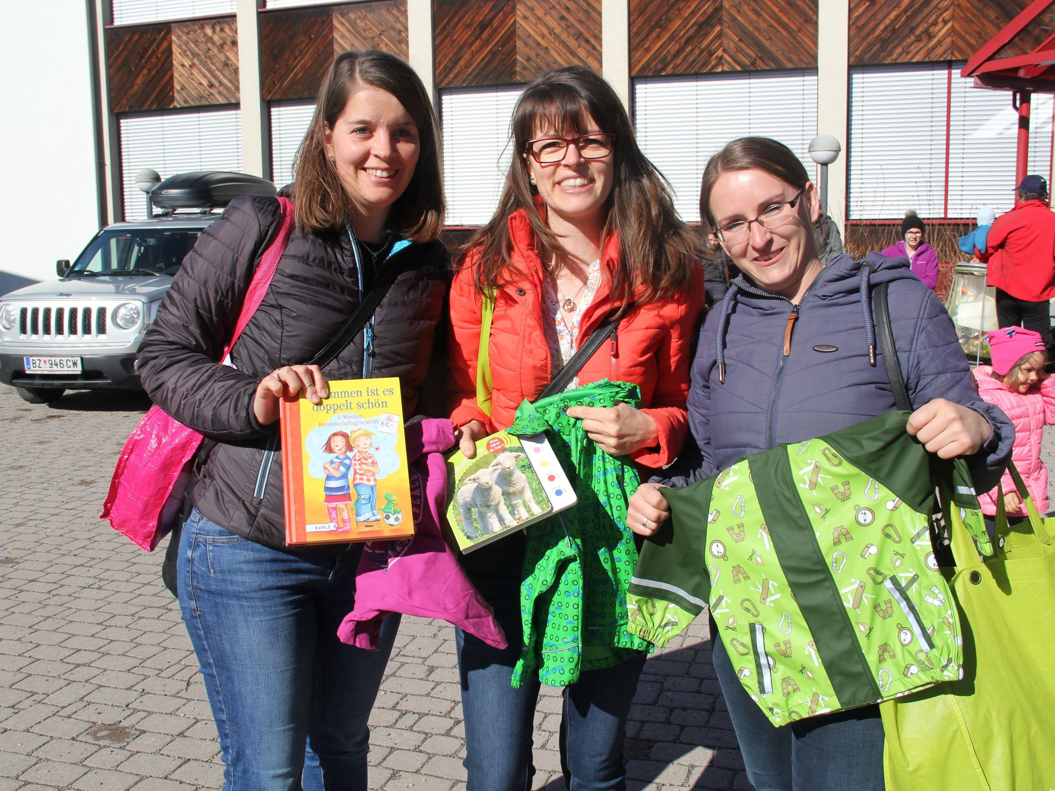 Kerstin Saler, Carmen Schuchter und Ramona Fitsch freuten sich über ihre Einkäufe.