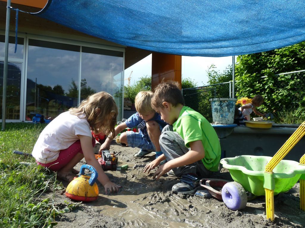 Kinderhaus- und Kindergartenanmeldungen werden schriftlich entgegen genommen.