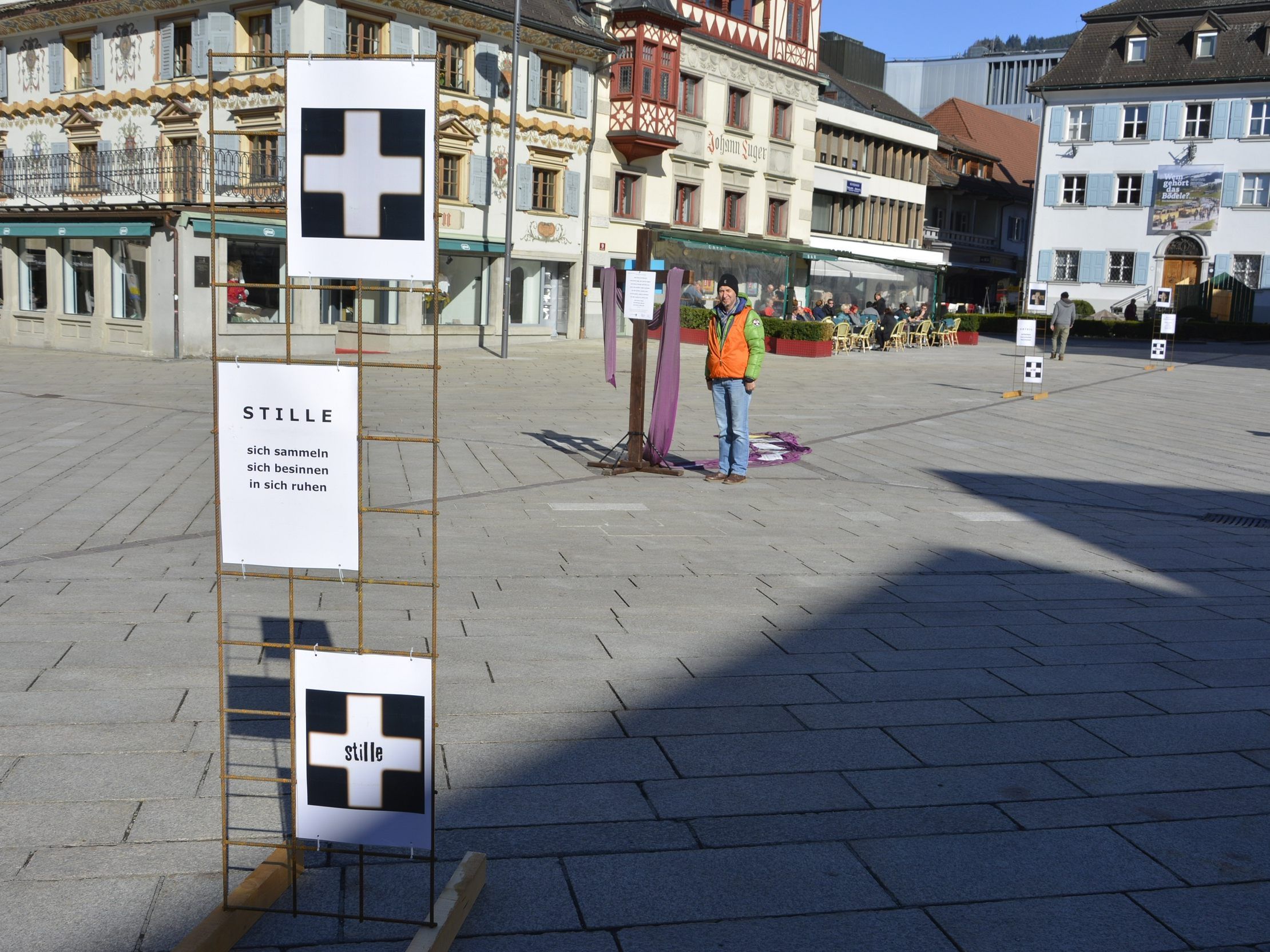 Die Installationen mit dem Kreuz stehen jeden Freitagnachmittag bis Ostern auf dem Marktplatz.