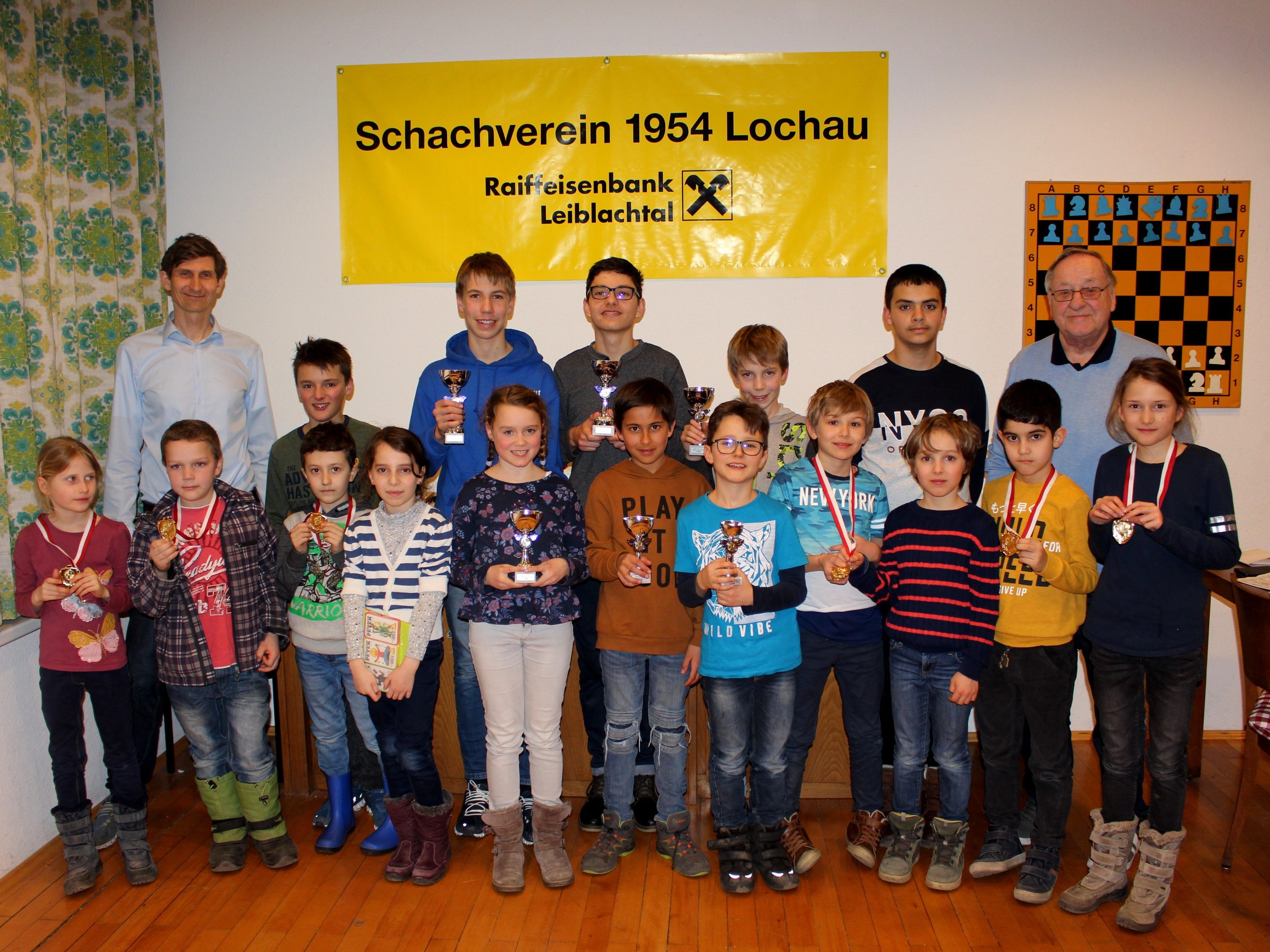 Die erfolgreichen jungen Schachspieler – Nachwuchs und B-Kader – mit Pokalen, Medaillen und Sachpreisen beim Siegerfoto mit Obmann Manfred Mayr (links) und Nachwuchsbetreuer Hans Rigg. Die erfolgreichen jungen Schachspieler – Nachwuchs und B-Kader – mit Pokalen, Medaillen und Sachpreisen beim Siegerfoto mit Obmann Manfred Mayr (links) und Nachwuchsbetreuer Hans Rigg.