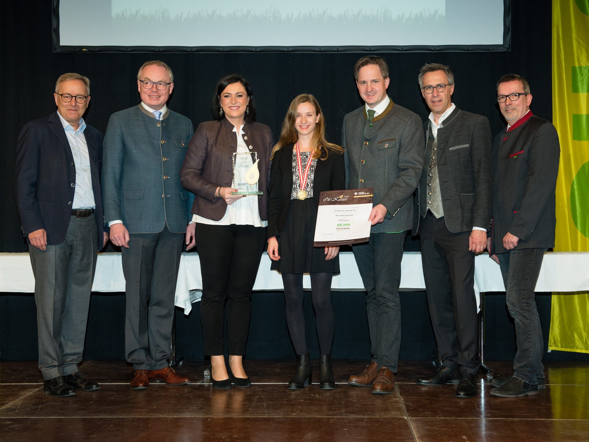 Im Beisein von Bundesministerin Elisabeth Köstinger konnte Julia Sailer von der „Ölmühle Sailer“ in Lochau den „Öl-Kaiser 2020“ für das Bio-Walnussöl im Rahmen der „AB HOF – Spezialmesse für bäuerliche Direktvermarkter“ in Wieselburg (NÖ) entgegennehmen.