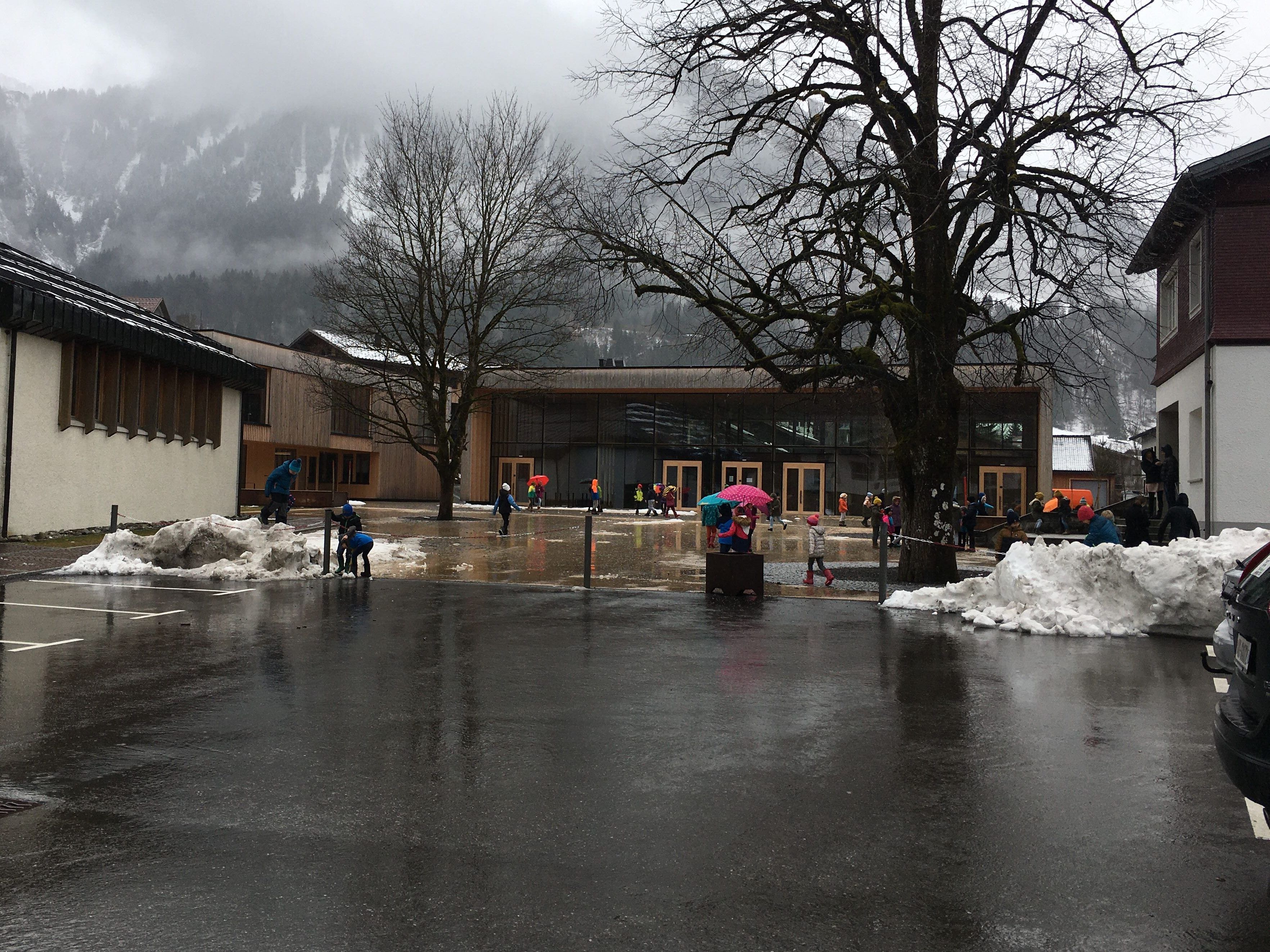 Da der Test der Lehrerin auf das Coronavirus negativ war, läuft in Mellau der Schulbetrieb normal weiter.