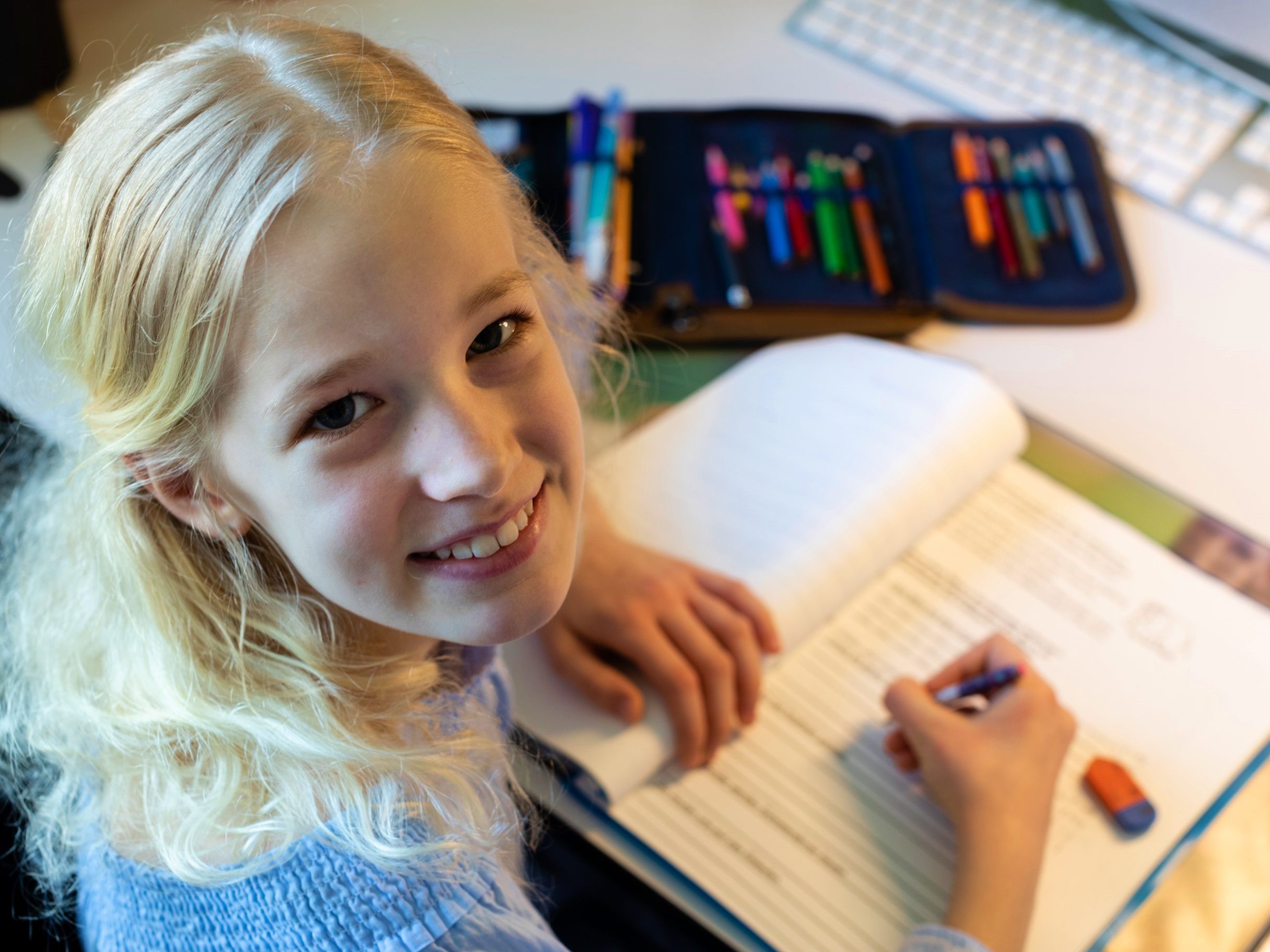 Mia Rottmar aus der 4 b der VS Leopold beschäftigt sich mit den Arbeitsblättern aus der Schule und mit ihrem tierischen Freund Felix. Mia Rottmar aus der 4 b der VS Leopold beschäftigt sich mit den Arbeitsblättern aus der Schule und mit ihrem tierischen Freund Felix.