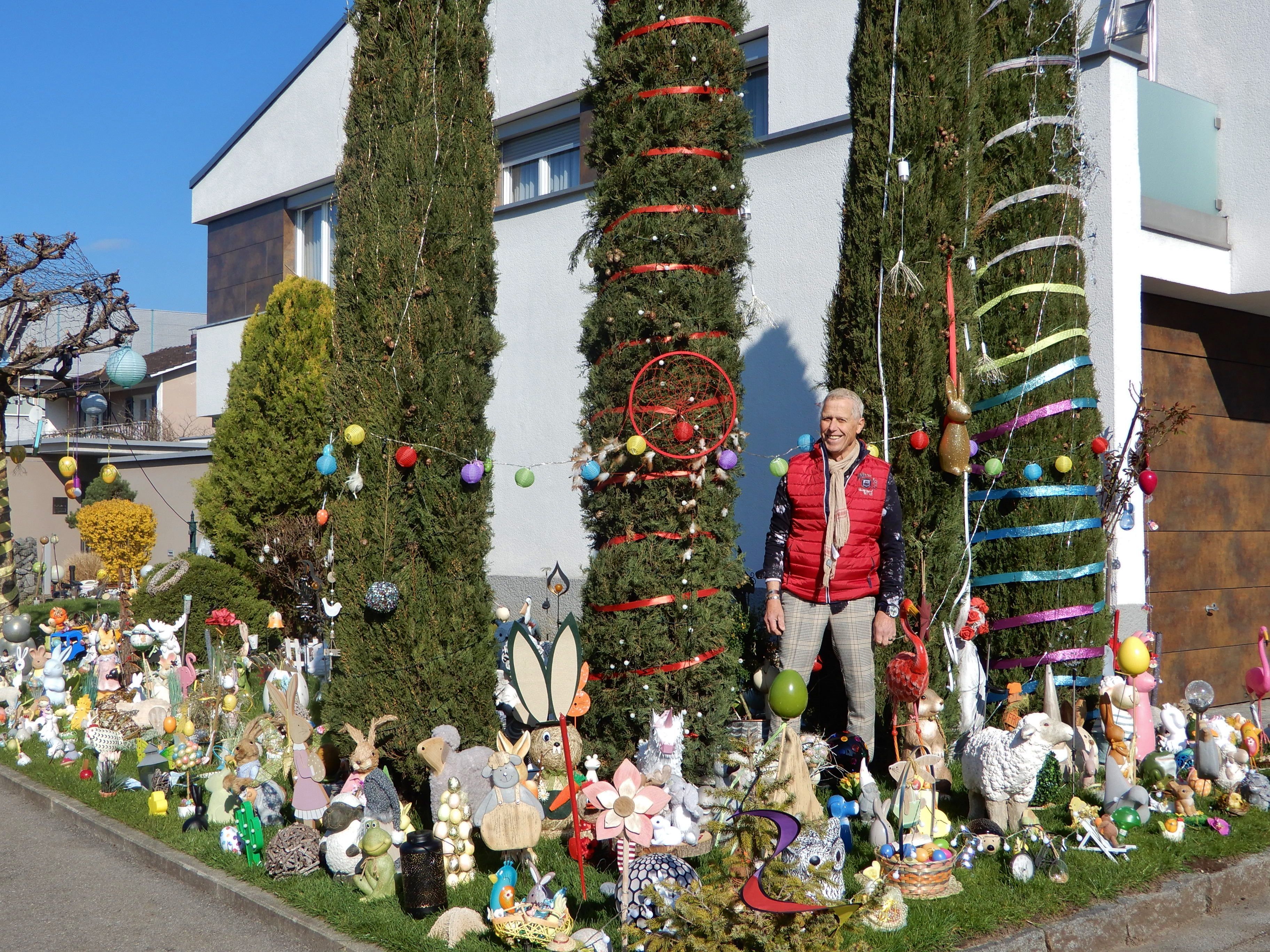 Da kommt Osterstimmung auf - Walter Kettner umgeben von seinen Deko-Lieblingen. Da kommt Osterstimmung auf - Walter Kettner umgeben von seinen Deko-Lieblingen.
