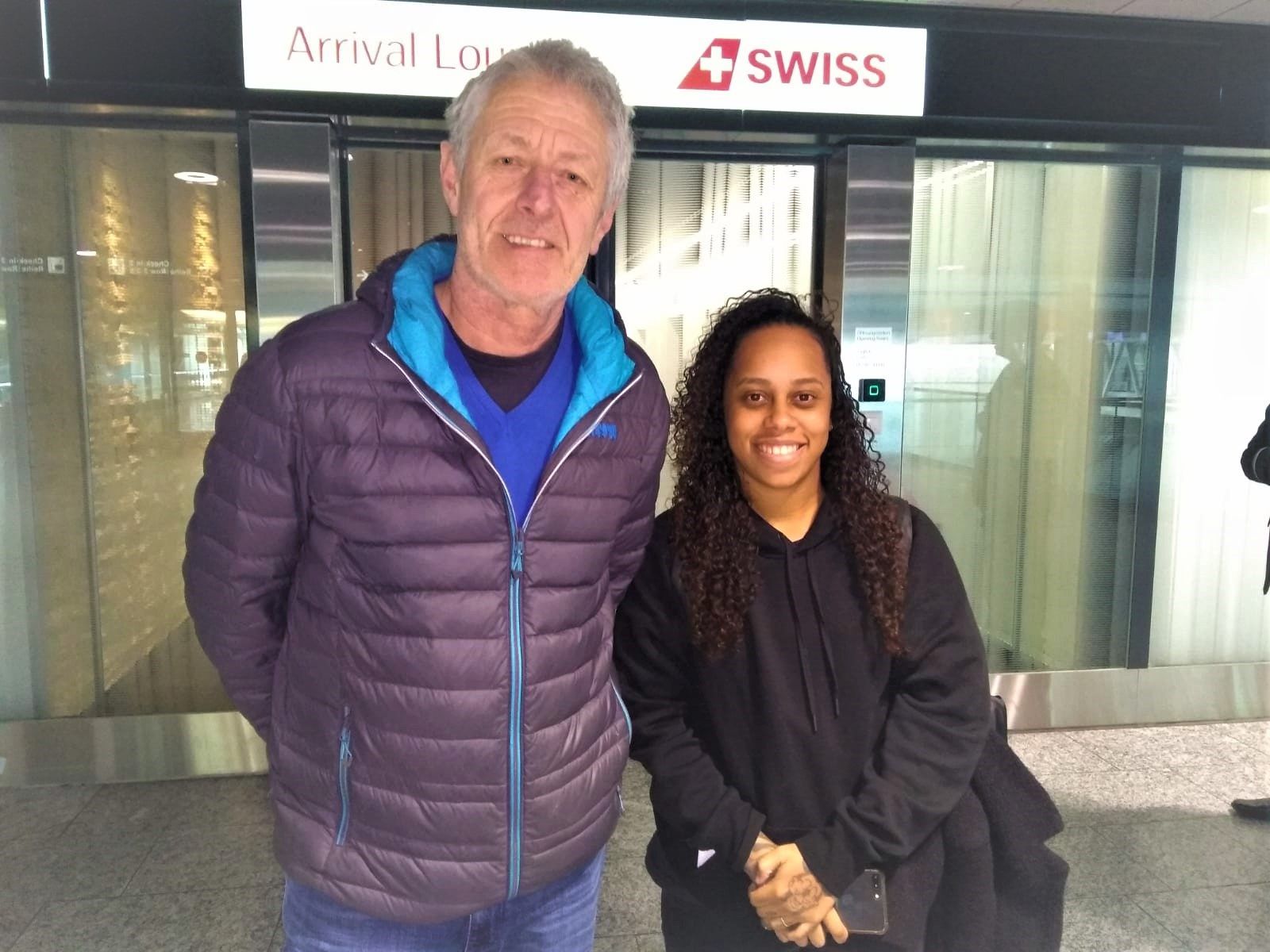 Obmann Walter Weiss holt Anna Beatriz persönlich am Flughafen ab.