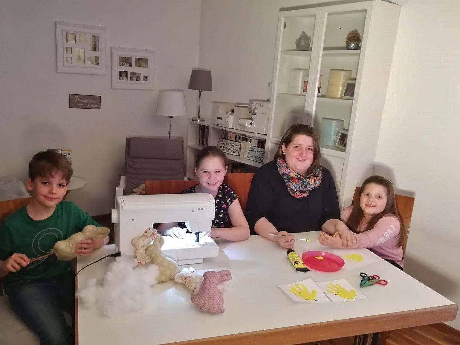 Michaela Mayer-Mandl und ihre Kinder vertreiben sich die Zeit beim kreativen Handarbeiten für Ostern. Michaela Mayer-Mandl und ihre Kinder vertreiben sich die Zeit beim kreativen Handarbeiten für Ostern.