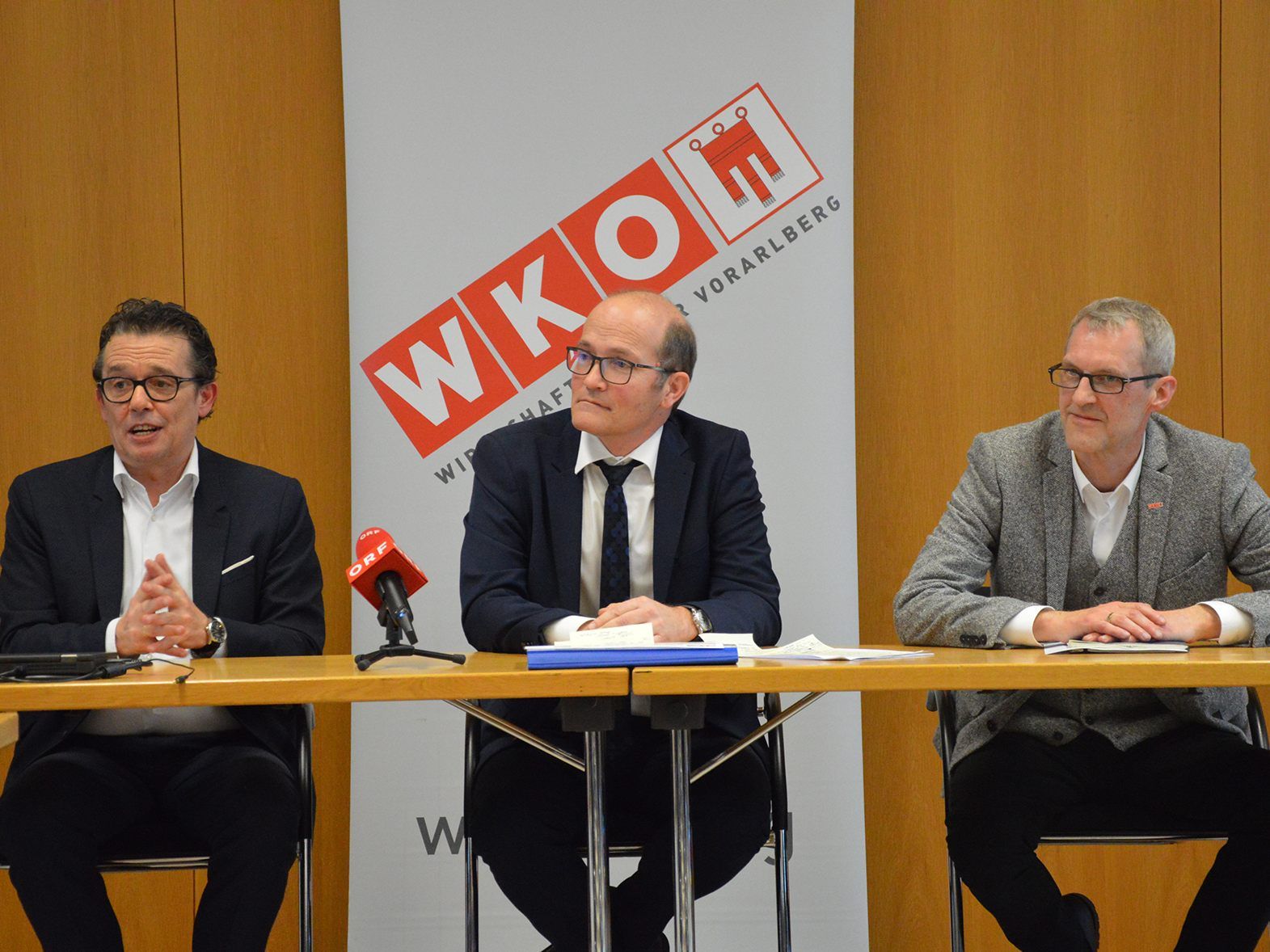 WKV-Präsident Hans Peter Metzler, Bezirkshauptmann Mag. Herbert Burtscher und Mag. Armin Immler (Geschäftsstelle der Hauptwahlkommission) v.l. WKV-Präsident Hans Peter Metzler, Bezirkshauptmann Mag. Herbert Burtscher und Mag. Armin Immler (Geschäftsstelle der Hauptwahlkommission) v.l.