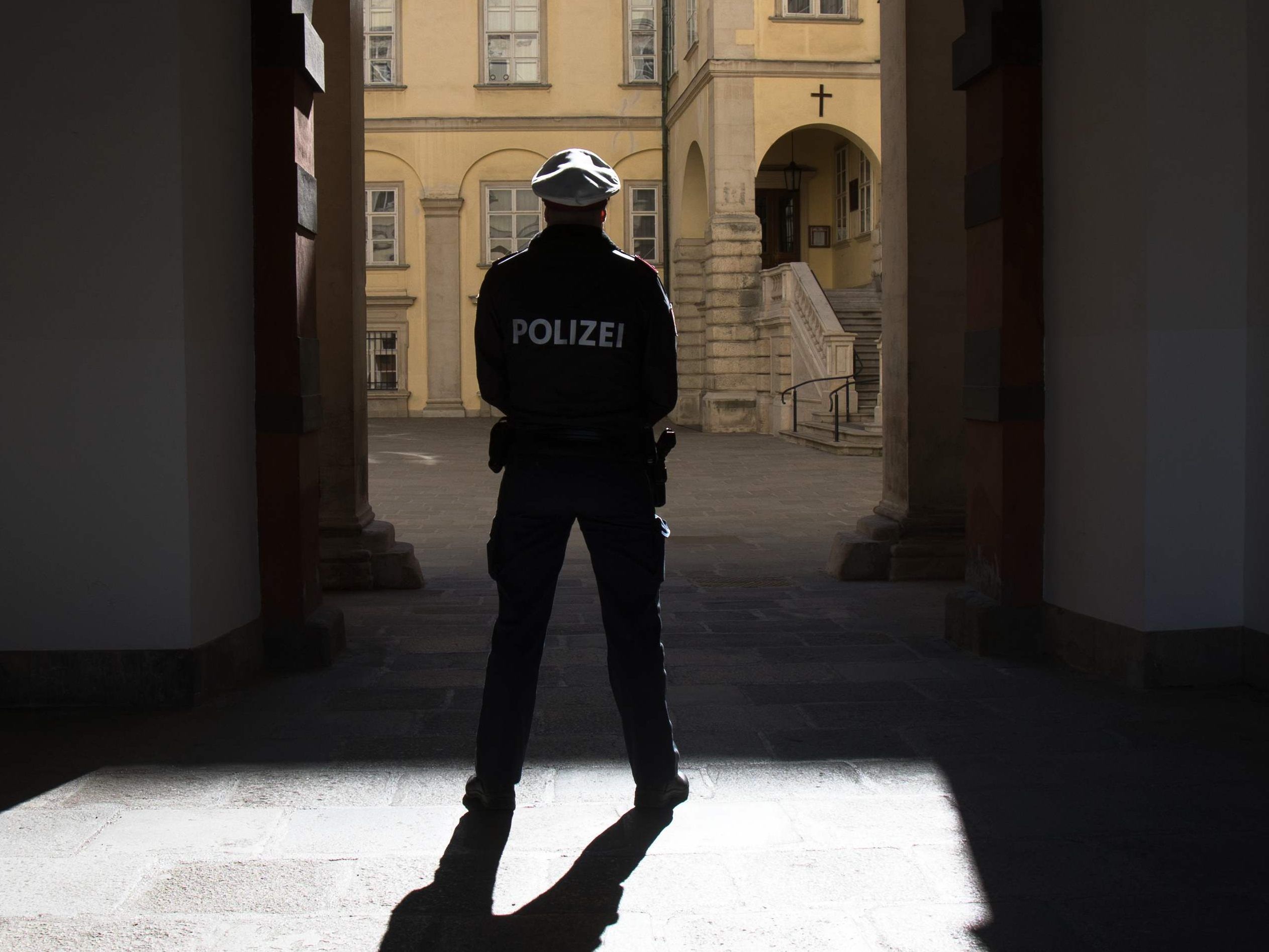 Weitreichende Ausgangsbeschränkungen ab Montag, die von der Polizei kontrolliert werden.