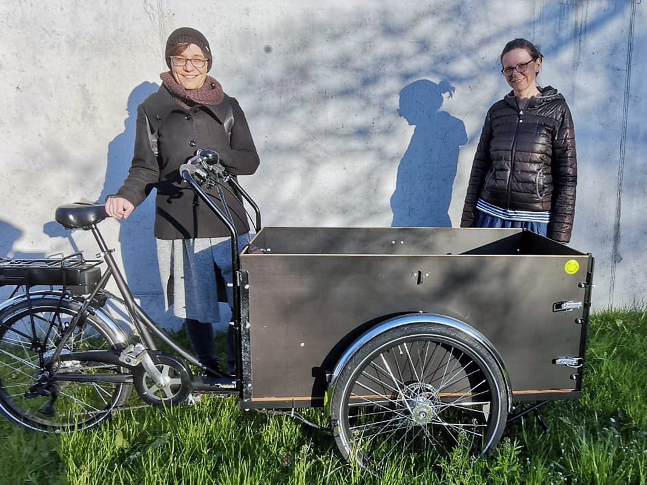 Elke Fitz vom RADKWERK und Gabi Hampson vom W*ORT laden Lustenauer Kinder zum Malwettbewerb. Das Rad.Kino.Rad will mit passenden Slogans und Zeichnungen verschönert werden. Elke Fitz vom RADKWERK und Gabi Hampson vom W*ORT laden Lustenauer Kinder zum Malwettbewerb. Das Rad.Kino.Rad will mit passenden Slogans und Zeichnungen verschönert werden.