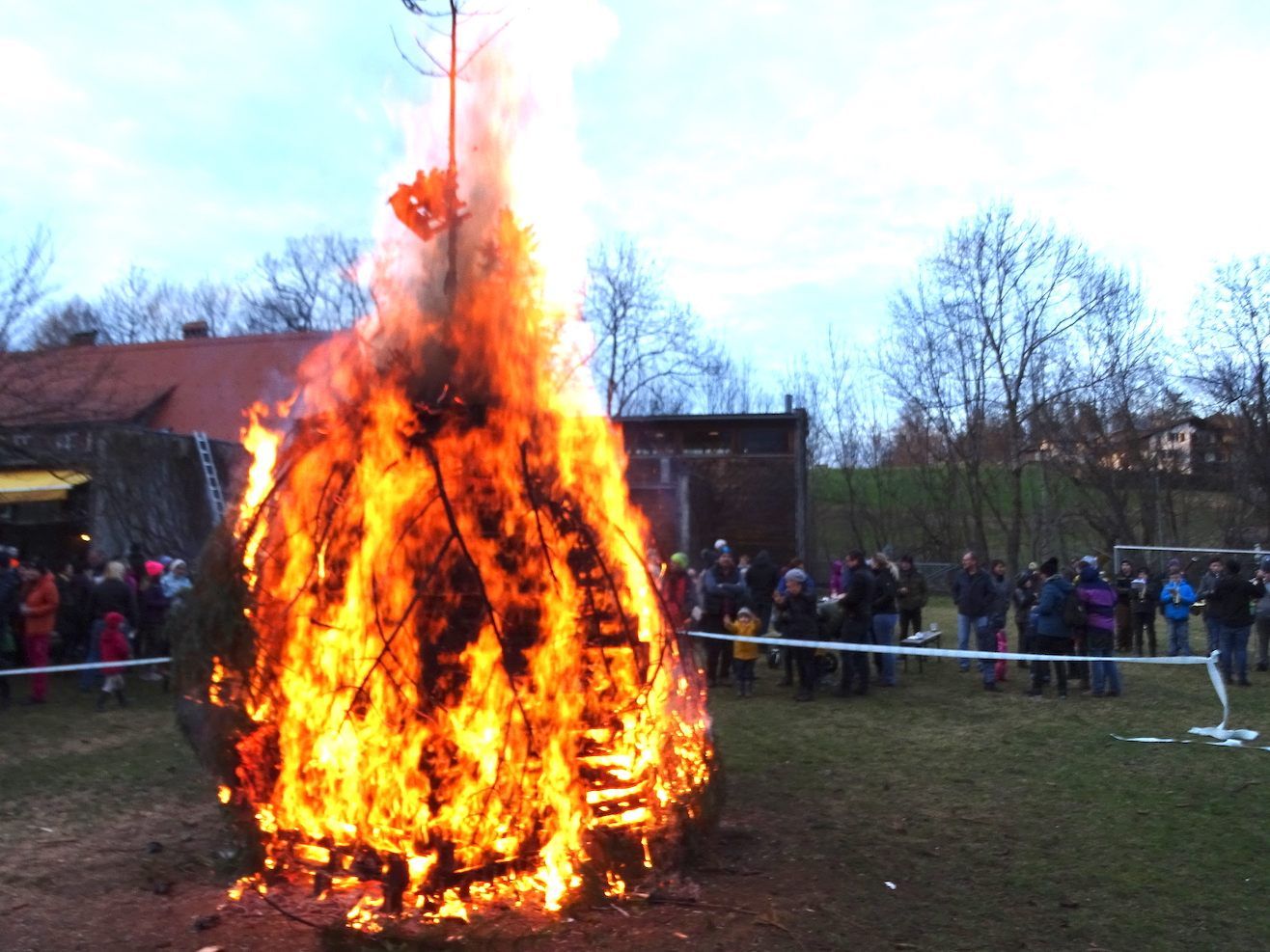 Der Elternverein ließ die Tradition des Funkensabbrennens in der Reute wieder aufleben. Der Elternverein ließ die Tradition des Funkensabbrennens in der Reute wieder aufleben.