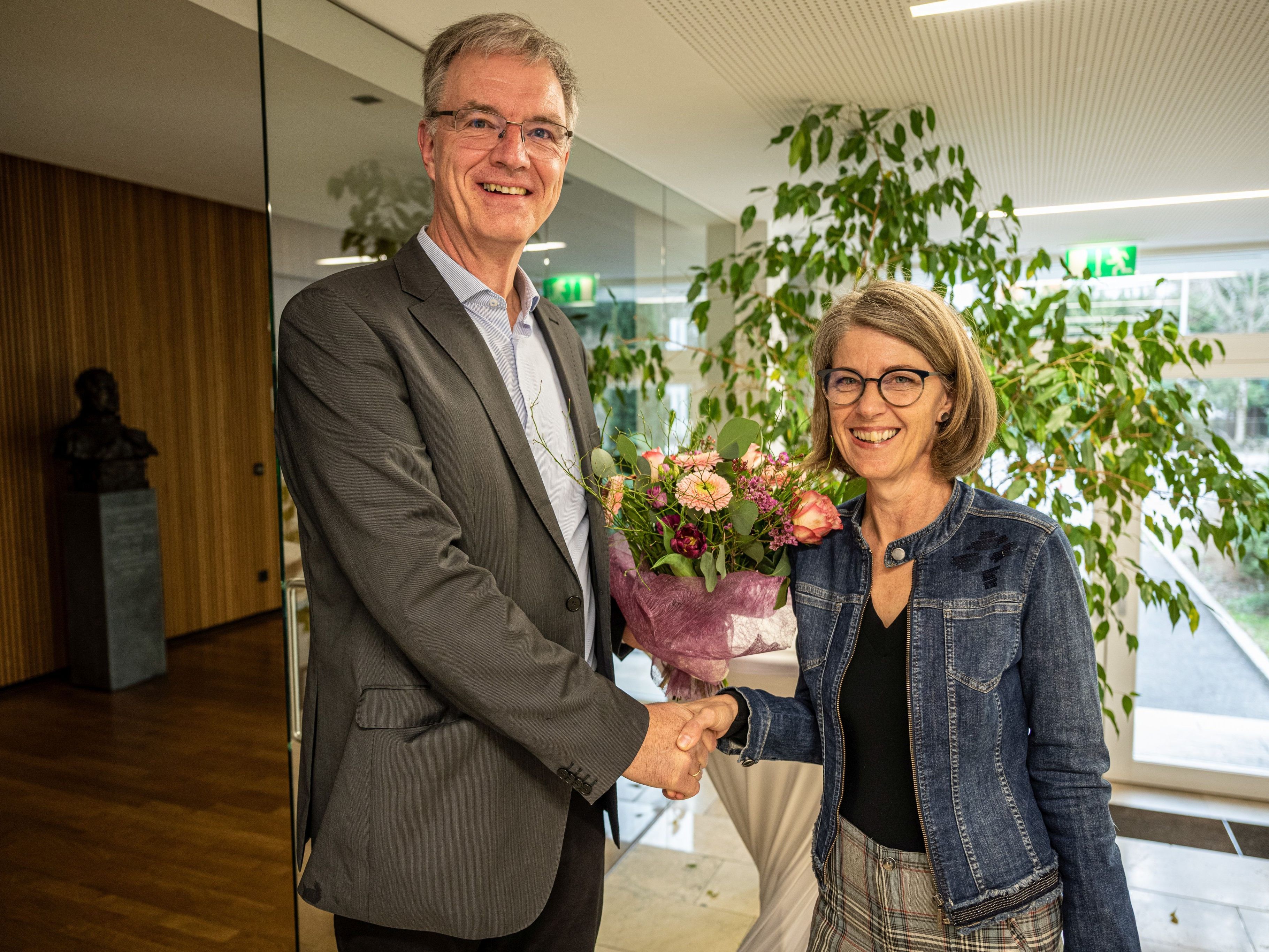 Schulamt Übergabe an Annamaria Ferchl-Blum.