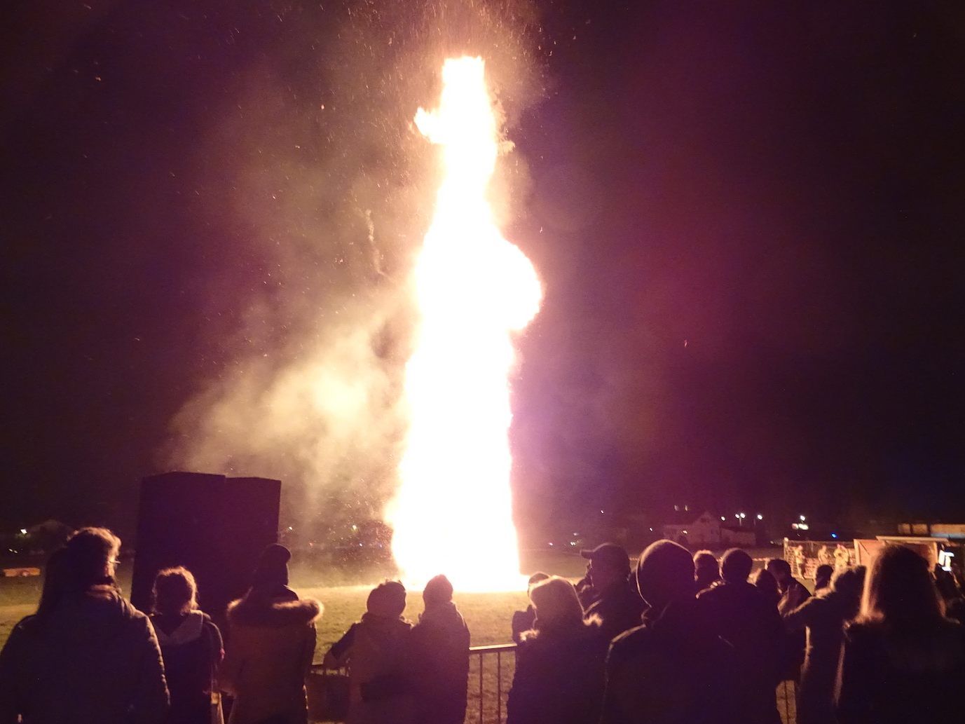 Der Spätafunkenunken im Ortsteil Schefel brannte lichterloh. Der Spätafunkenunken im Ortsteil Schefel brannte lichterloh.