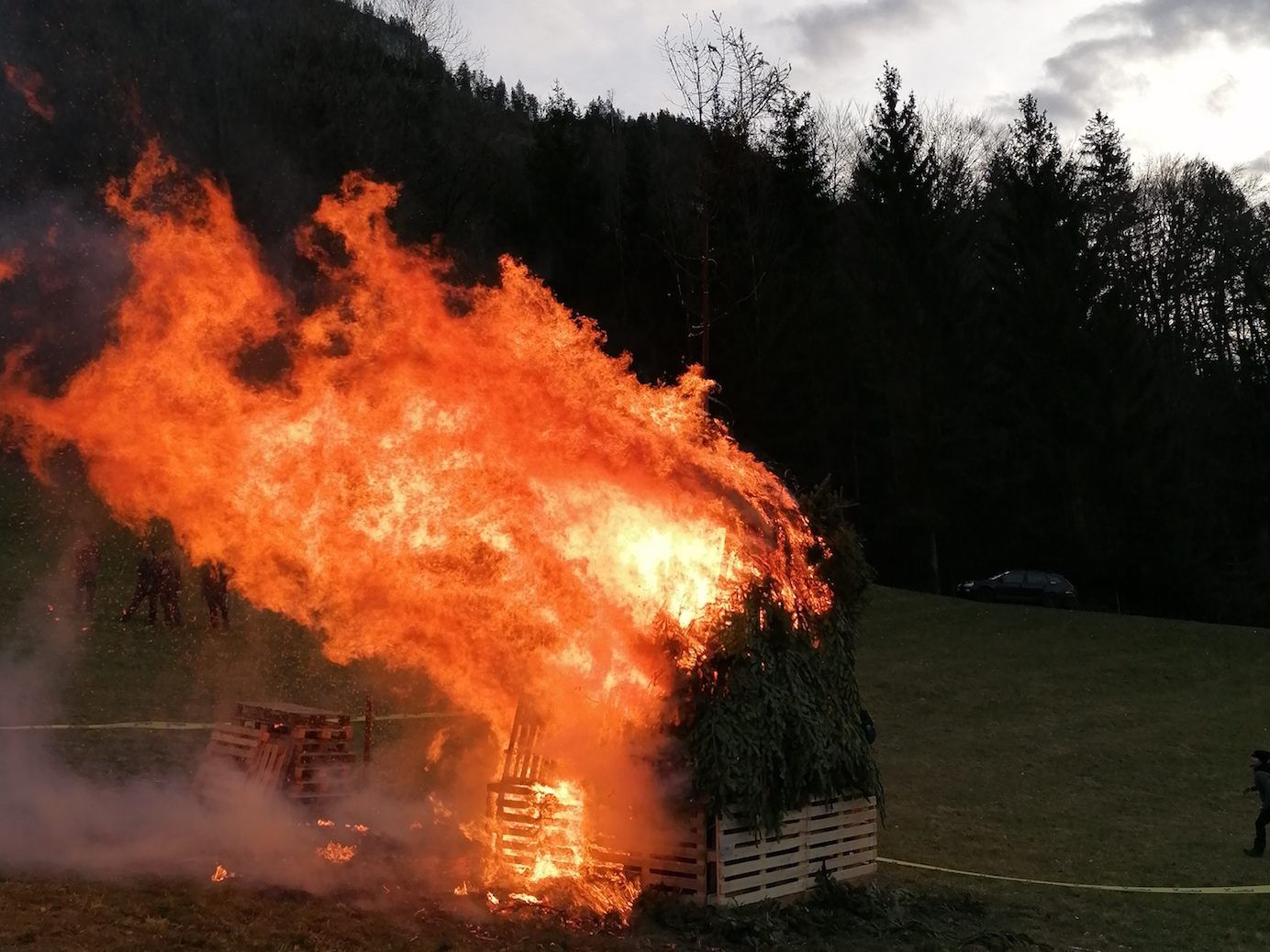 Der Jubiläumsfunken loderte weithin sichtbar auf dem Spitzbühel in der Parzelle Berg. Der Jubiläumsfunken loderte weithin sichtbar auf dem Spitzbühel in der Parzelle Berg.