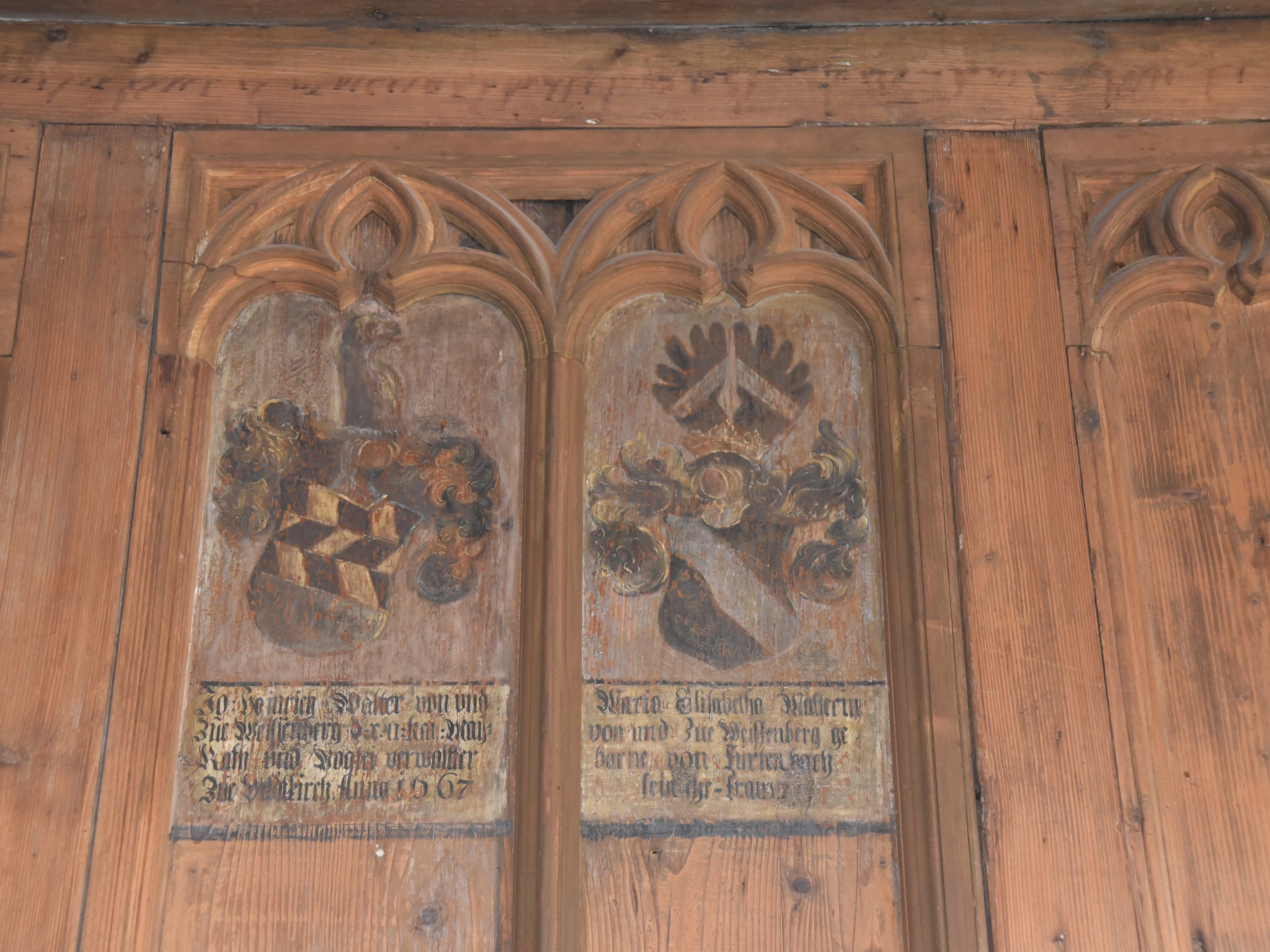 Das Wappen von Heinrich Walter von und zue Weissenberg d:r.kai:Maij / Rath und Vogtei verwaltter / Zue Veldtkirch Anno 1667.