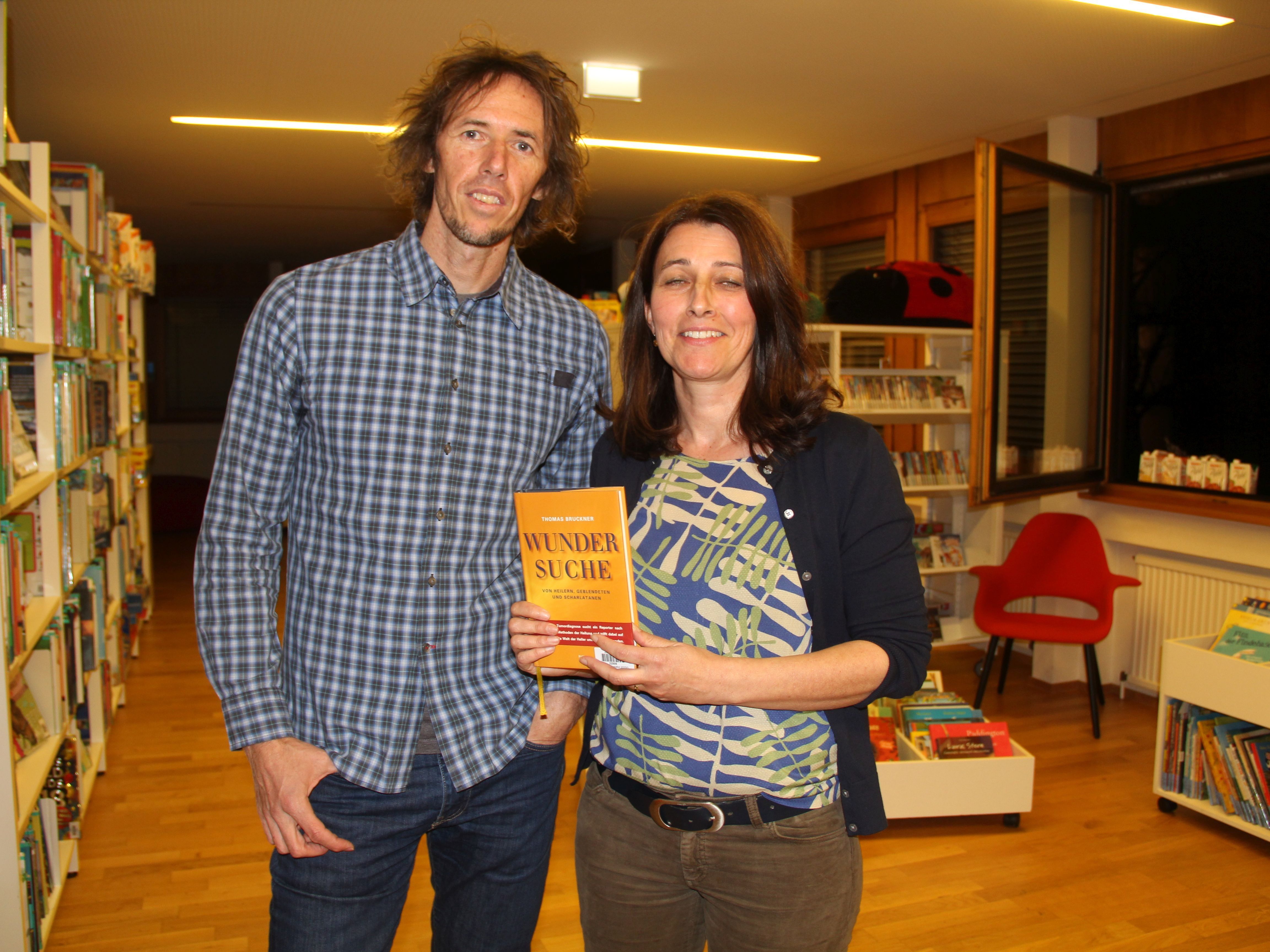 Thomas Bruckner präsentierte sein Buch „Wunderheiler“ gekonnt in der Bibliothek des Stand Montafon.