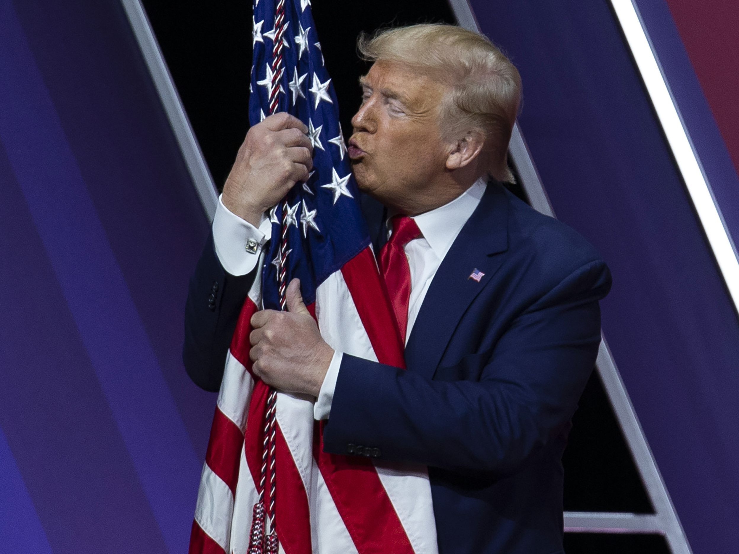 Trump scheint eine ganz besondere Beziehung zur US-Flagge zu haben. Trump scheint eine ganz besondere Beziehung zur US-Flagge zu haben.