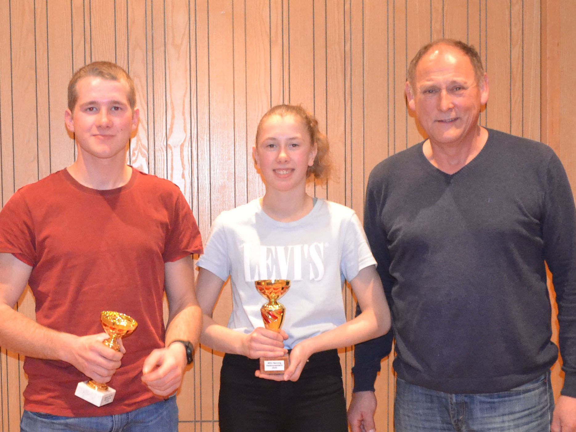 Obmann Wolfgang Pfaff mit den Vereinsmeistern Verena Tschann und Luca Meier.