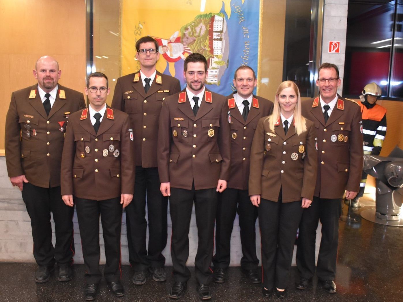 Kommandant Andreas Vogel (r.) mit den Geehrten und Beförderten. Kommandant Andreas Vogel (r.) mit den Geehrten und Beförderten.