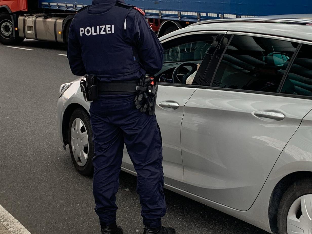 Zwei Polizisten haben sich mit dem Coronavirus infiziert.