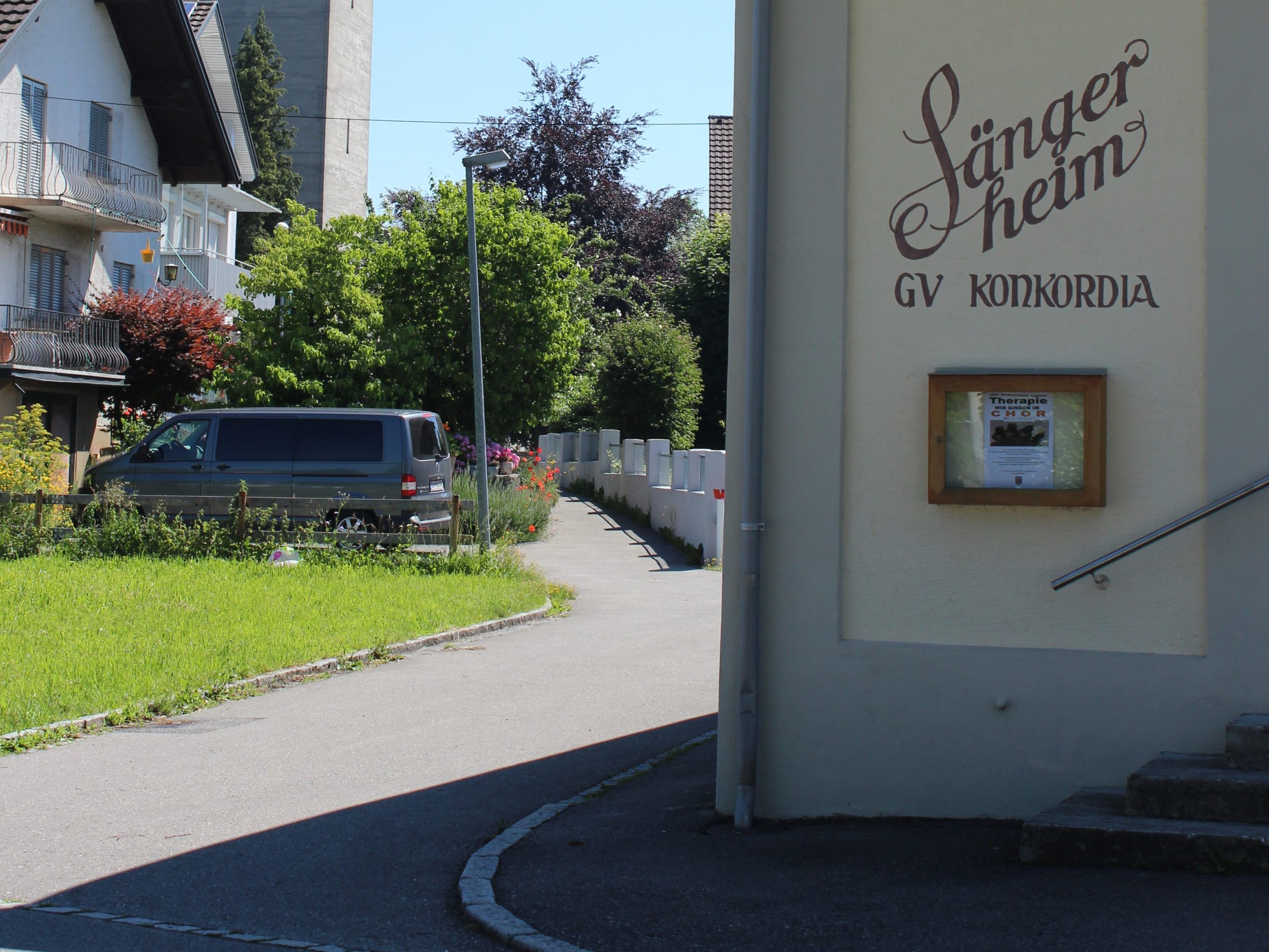 Der Verbindungsweg bei der Fahrschule, wie er sich heute präsentiert. Der Verbindungsweg bei der Fahrschule, wie er sich heute präsentiert.