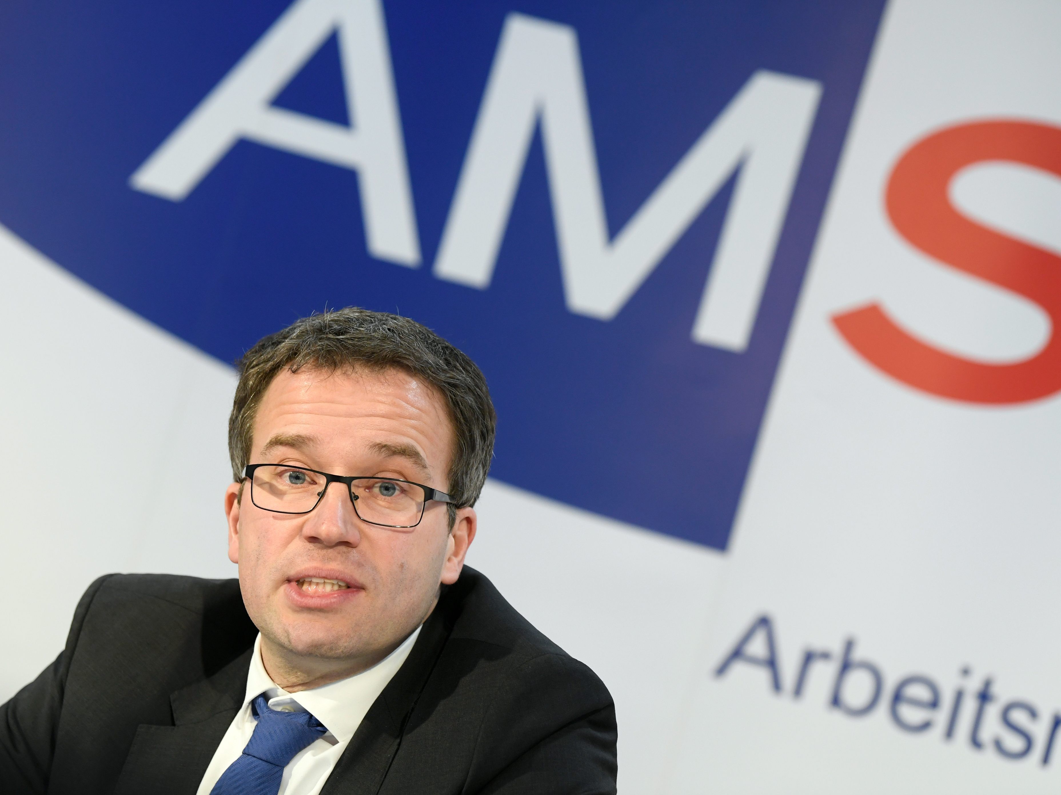 AMS-Chef Johannes Kopf rät allen Betroffenen, in der nächsten Woche nicht persönliche beim AMS zu erscheinen. AMS-Chef Johannes Kopf rät allen Betroffenen, in der nächsten Woche nicht persönliche beim AMS zu erscheinen.