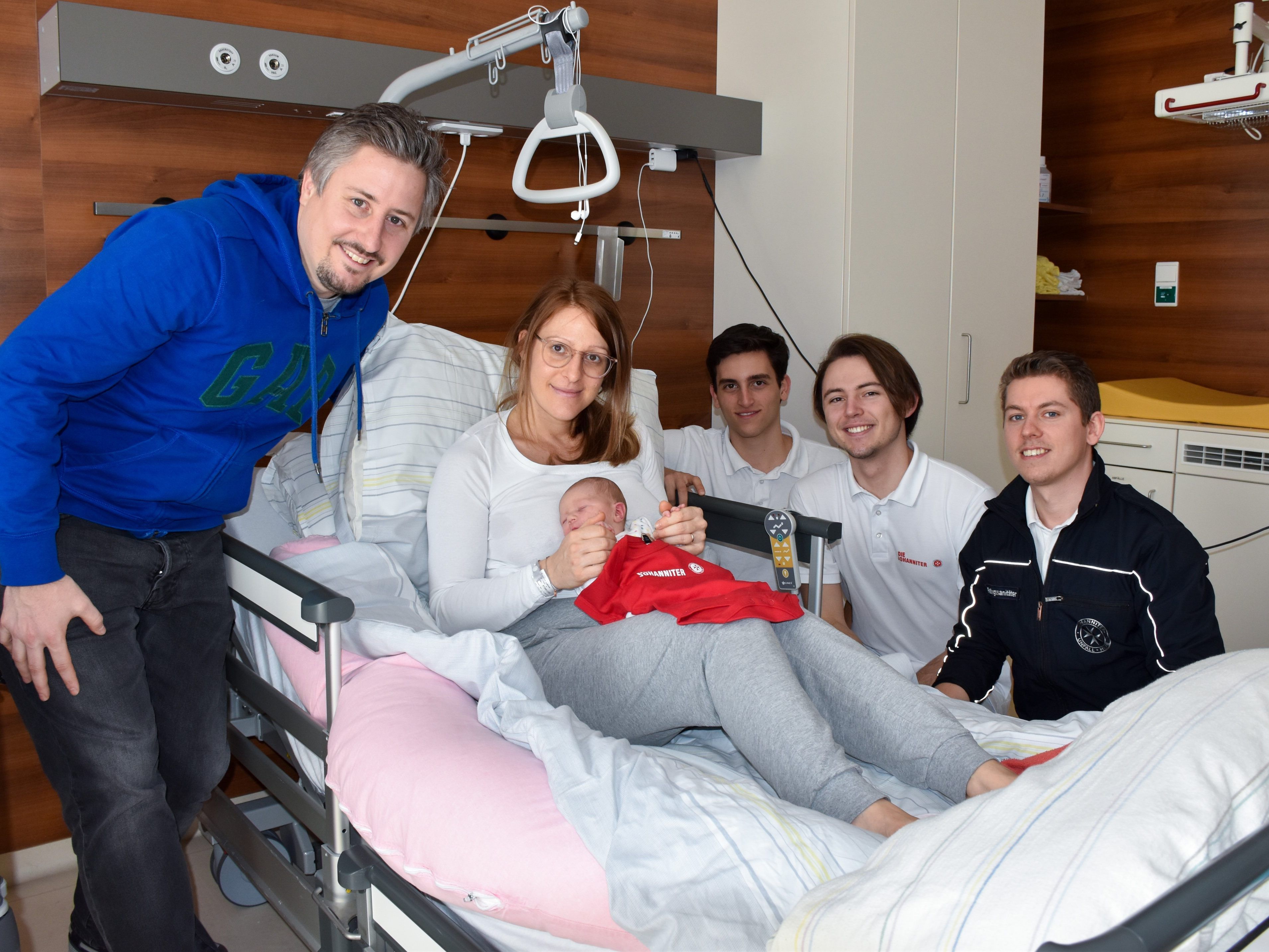 Mathias und Kerstin Lehner mit Baby Charlotte mit den Geburtshelfern Dario Stohlawetz, Max Wollendorfer und Dominik Ofner.