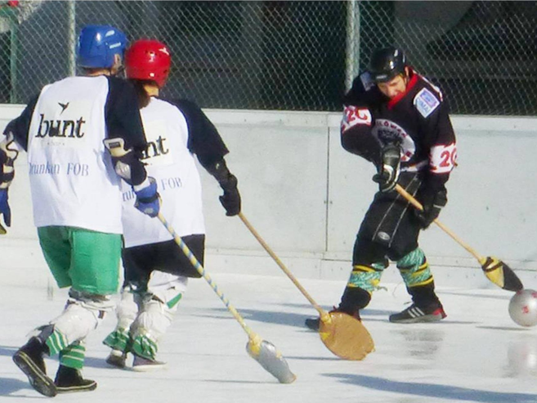Im Emser Eisstadion findet am Wochenende das legendäre Besenturnier statt Im Emser Eisstadion findet am Wochenende das legendäre Besenturnier statt
