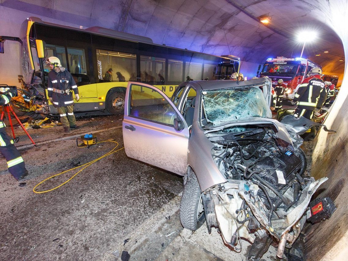 Pkw-Lenker wurde schwer verletzt Pkw-Lenker wurde schwer verletzt