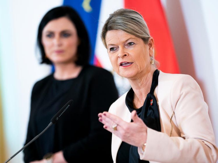 Zivildienstministerin Elisabeth Köstinger (ÖVP) und Verteidigungsministerin Klaudia Tanner (ÖVP)