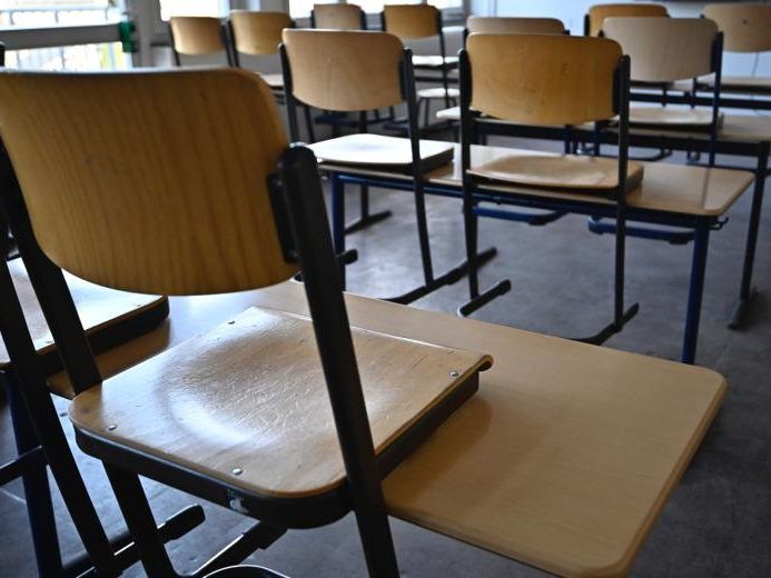 Schulen und Unis kämen erst später an die Reihe