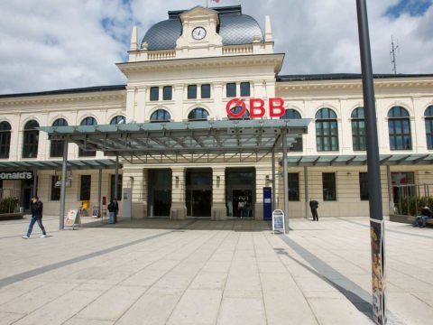 Im Falle der Bombendrohung am Hauptbahnhof St. Pölten konnte ein Verdächtiger ausgeforscht werden. Im Falle der Bombendrohung am Hauptbahnhof St. Pölten konnte ein Verdächtiger ausgeforscht werden.