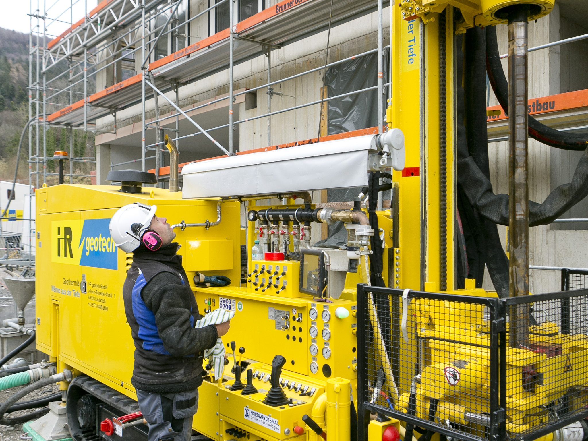 Das neue Bohrgerät setzte i+R beim Wohnbauprojekt „Seeblick“ in Lochau-Süd ein. Das neue Bohrgerät setzte i+R beim Wohnbauprojekt „Seeblick“ in Lochau-Süd ein.