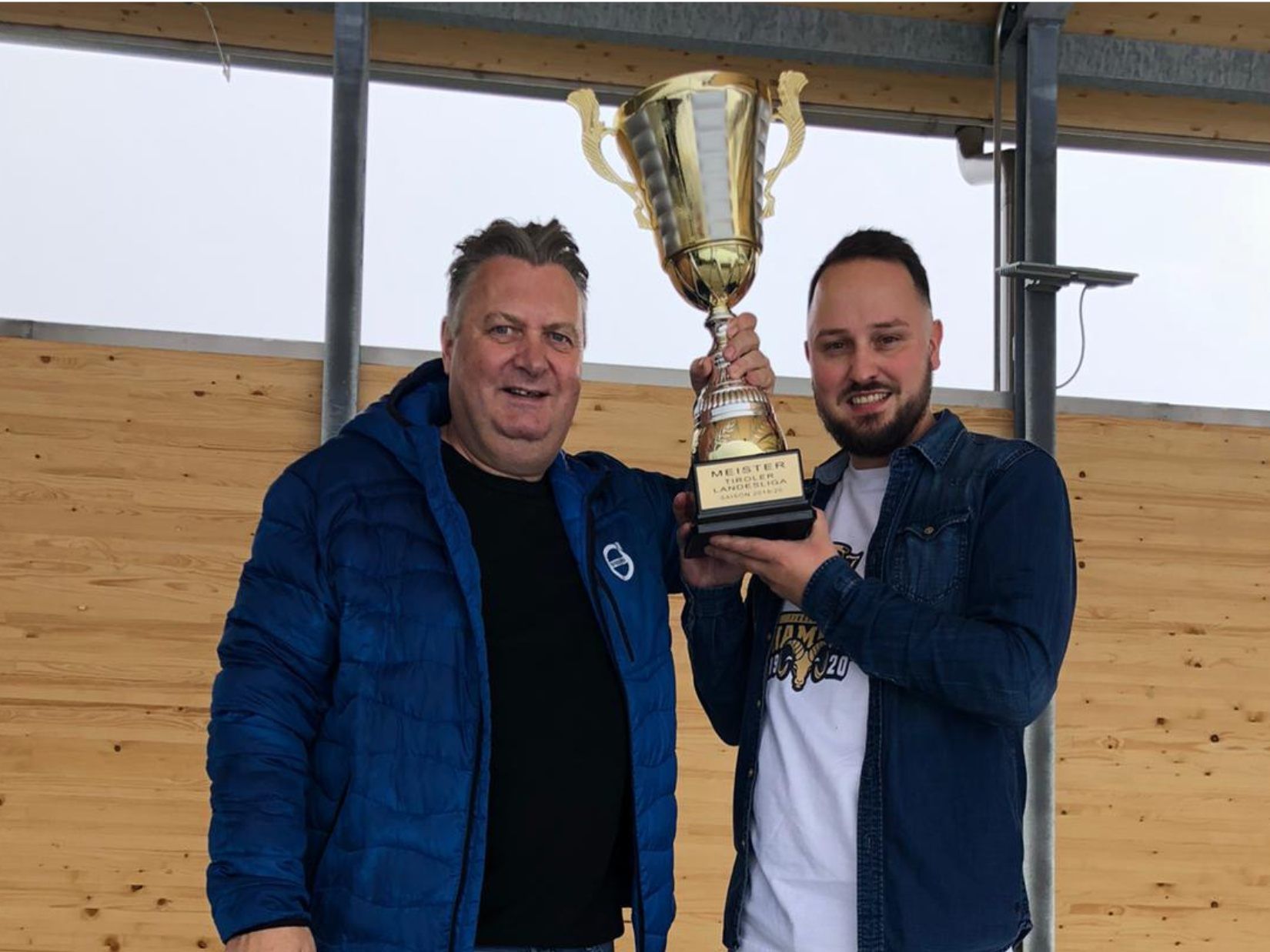 HSC Obmann Mike Töchterle mit Sportstadtrat Friedl Dold und dem Meisterpokal HSC Obmann Mike Töchterle mit Sportstadtrat Friedl Dold und dem Meisterpokal