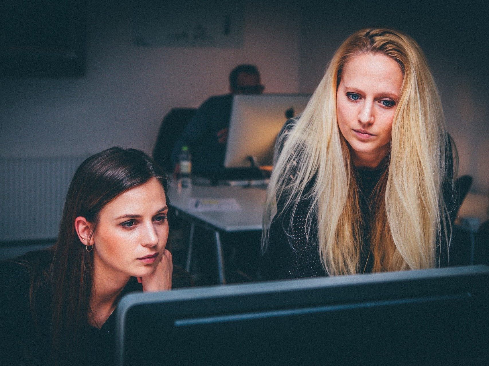 Frauen und Mädchen werden im Netz öfter Opfer von sexualisierten Beleidigungen.