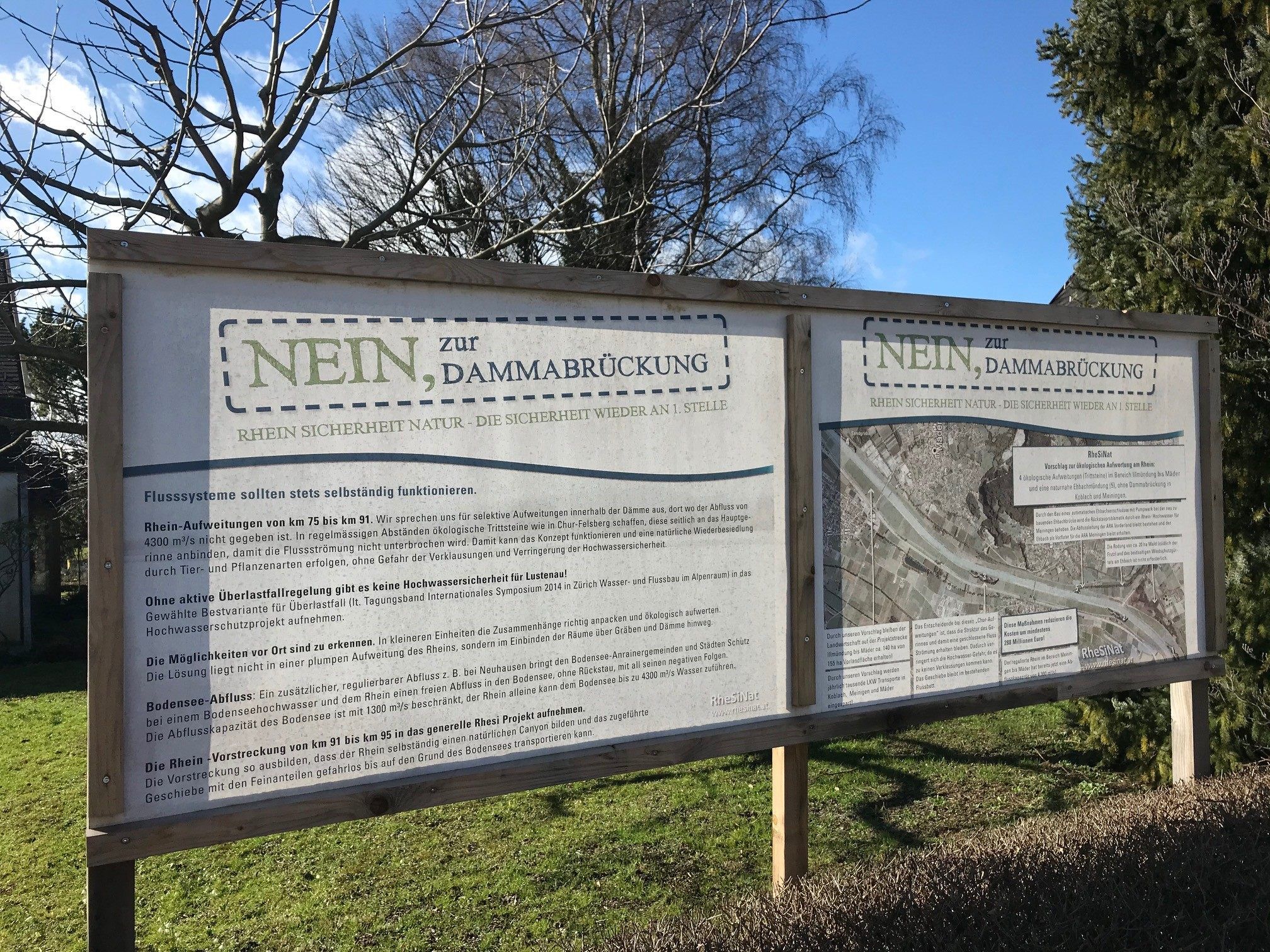 Sorgen für Diskussion: Die vom Verein RhesiNat aufgestellten Plakate.
