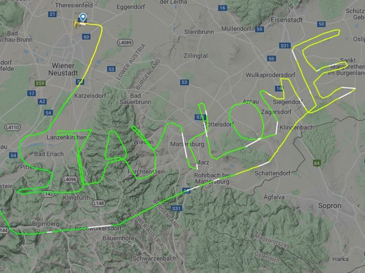 Der Schriftzug ist unter anderem auf Flightradar24 zu sehen.