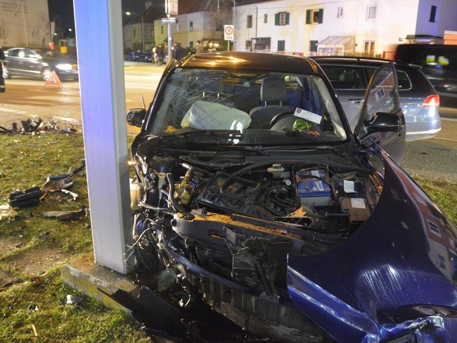 Das Auto des Unfalllenkers prallte gegen einen Masten.