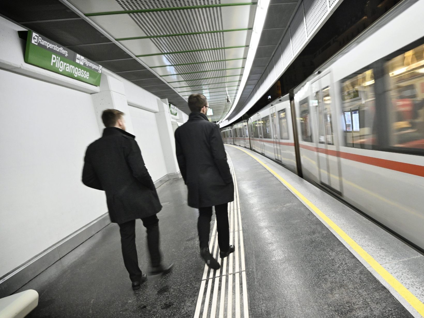 Die Öffis in Wien und Umgebung fahren regulär. Die Öffis in Wien und Umgebung fahren regulär.