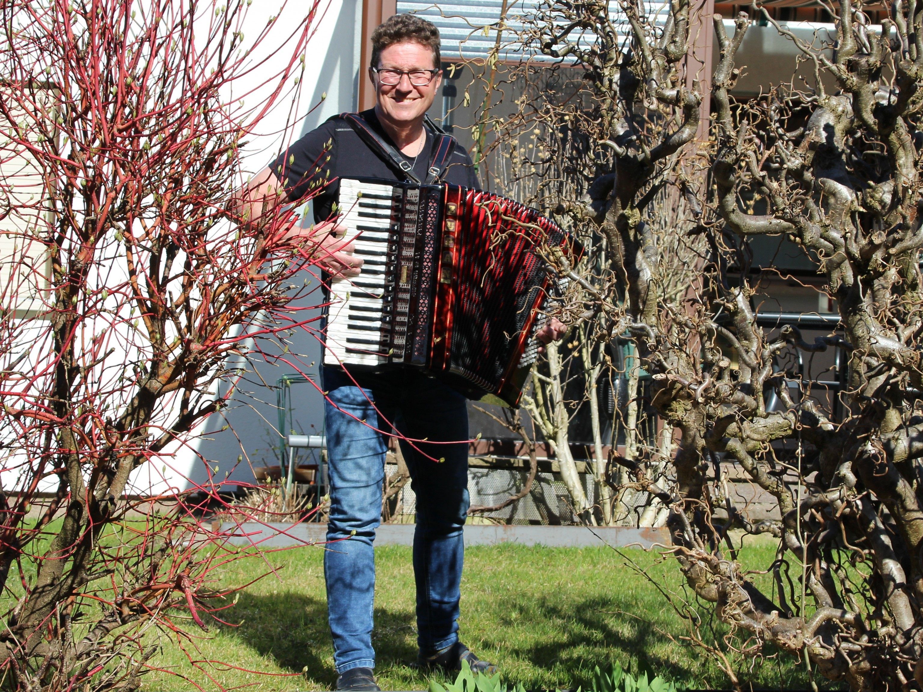 Bei Herbert Egle erklang das Akkordeon am Balkon. Bei Herbert Egle erklang das Akkordeon am Balkon.