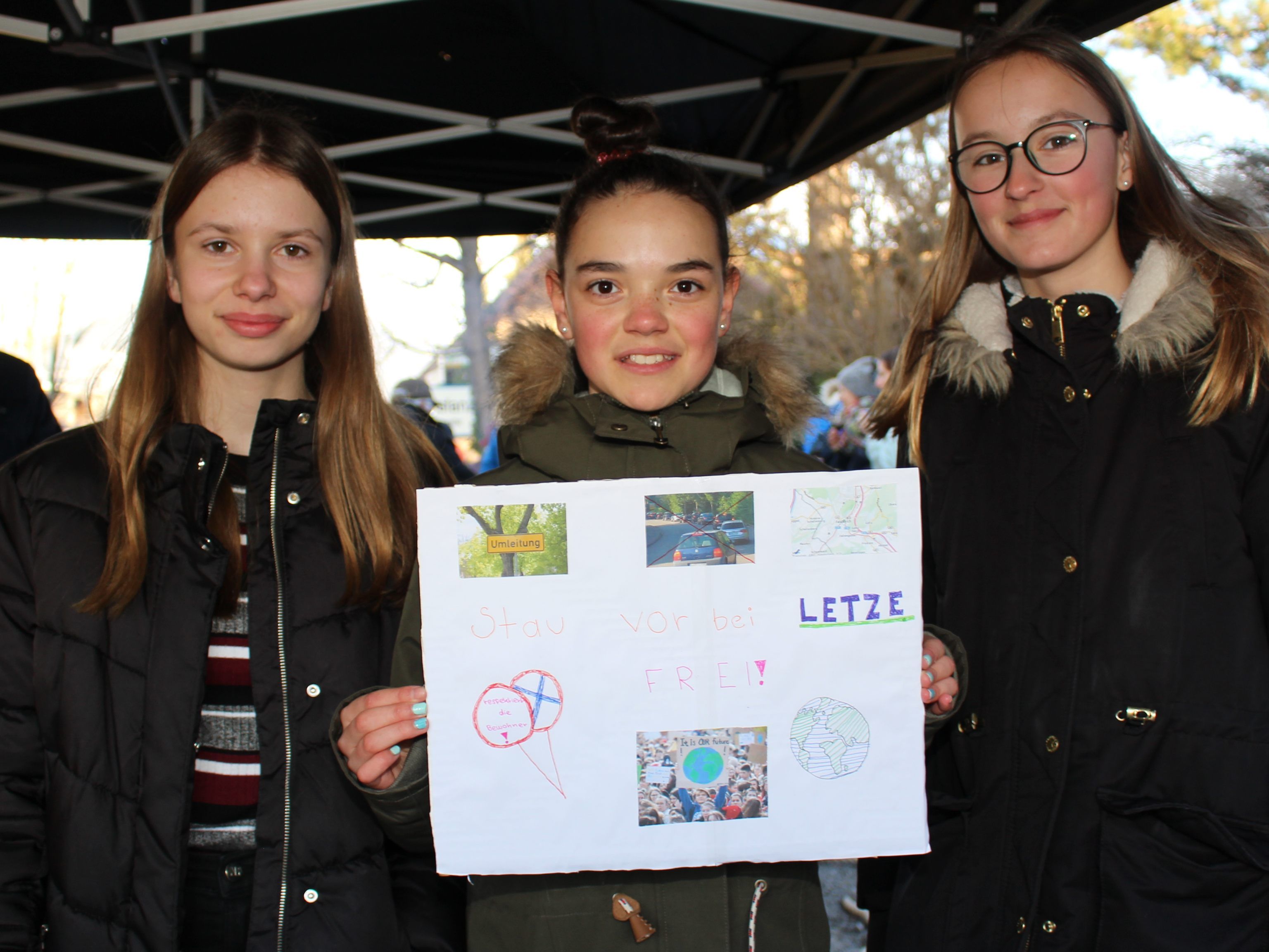 Auch Chiara, Jana und Elena fordern ein Überfahrverbot auf der Letze. Auch Chiara, Jana und Elena fordern ein Überfahrverbot auf der Letze.