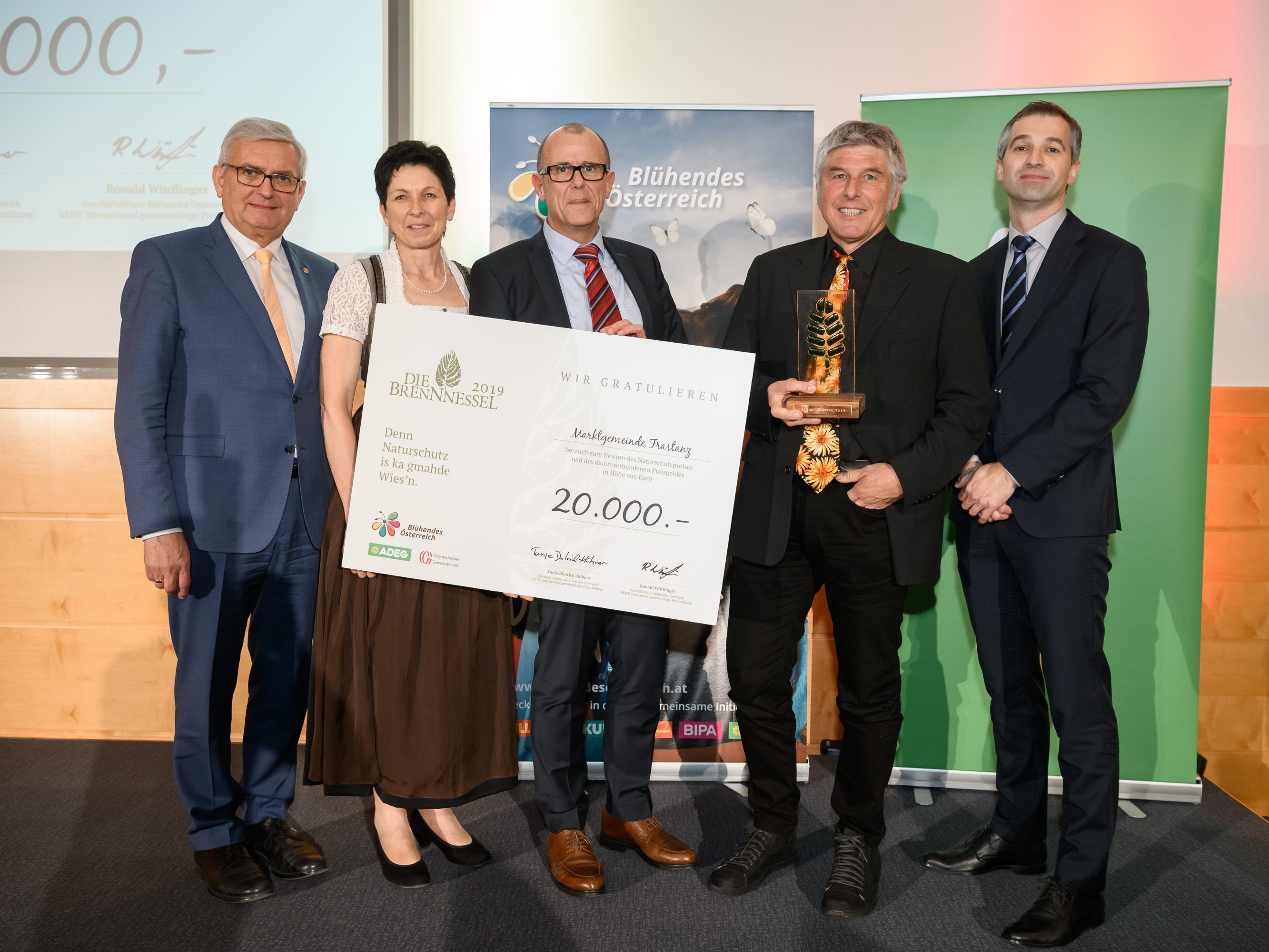 (v.l.n.r.) Gemeindebund-Präsident Alfred Riedl, Andrea Schwarzmann, Bürgermeister Walter Gohm, Initiator Markus Burtscher und ADEG-Vorstand Jürgen Öllinger. (v.l.n.r.) Gemeindebund-Präsident Alfred Riedl, Andrea Schwarzmann, Bürgermeister Walter Gohm, Initiator Markus Burtscher und ADEG-Vorstand Jürgen Öllinger.