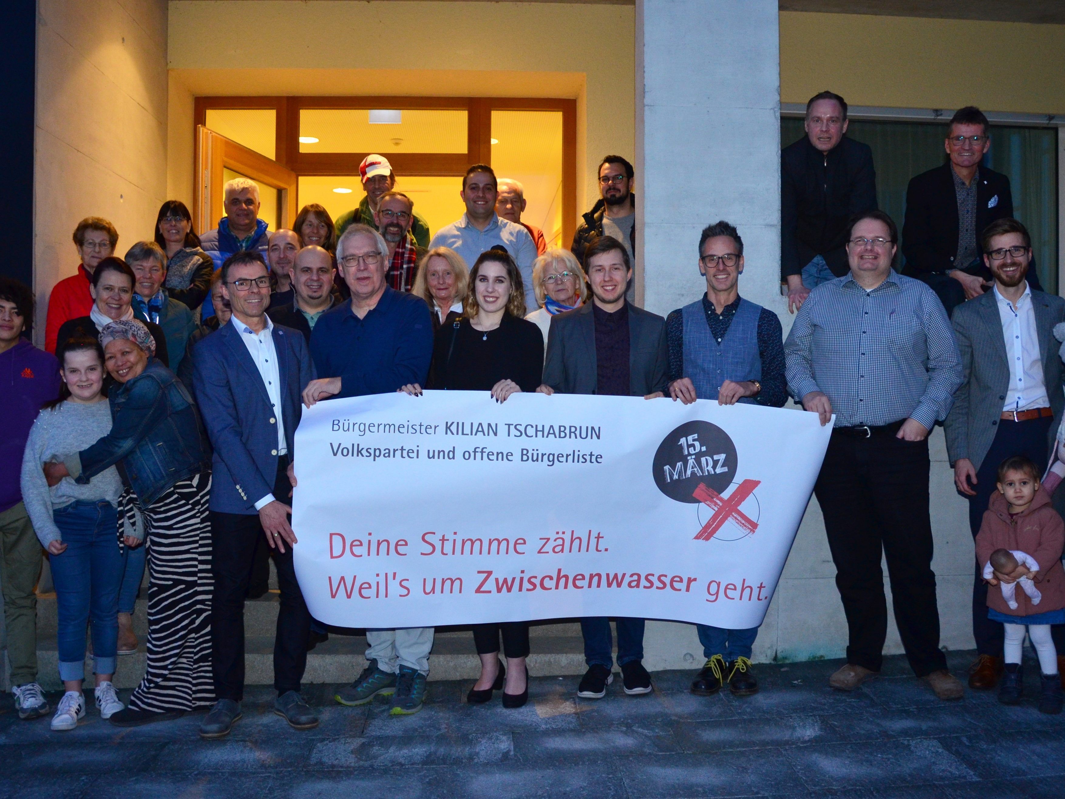 Bildauschnitt: Kernteam mit Unterstützern. Bildauschnitt: Kernteam mit Unterstützern.