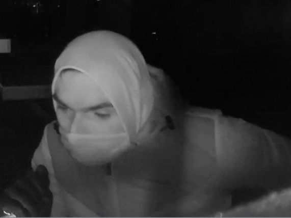 Die LPD NÖ bittet um Hinweise zum Tatverdächtigen im Falle eines Wohnhauseinbruchs in Klosterneuburg.