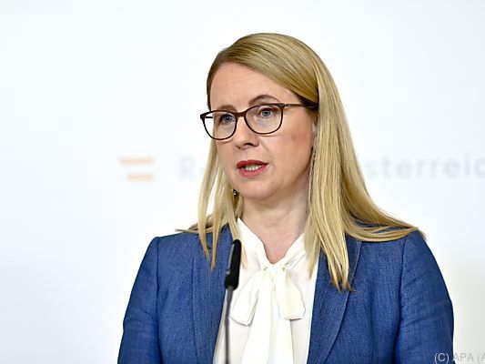 FPÖ forderte Rücktritt von Ministerin Schramböck