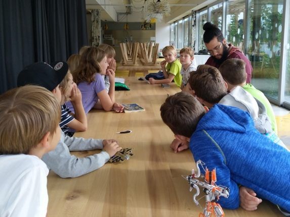 In der Schreibwerkstatt haben 12 junge Autorinnen und Autoren Geschichten über ihre Lieblingsgegenstände geschrieben. In der Schreibwerkstatt haben 12 junge Autorinnen und Autoren Geschichten über ihre Lieblingsgegenstände geschrieben.