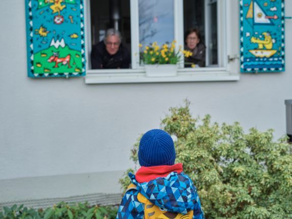 ‘S Houoweoh aabstrauofo: Cyril spaziert dafür regelmäßig mit seiner Mama zum Haus von Oma und Opa. Das tut allen gut!