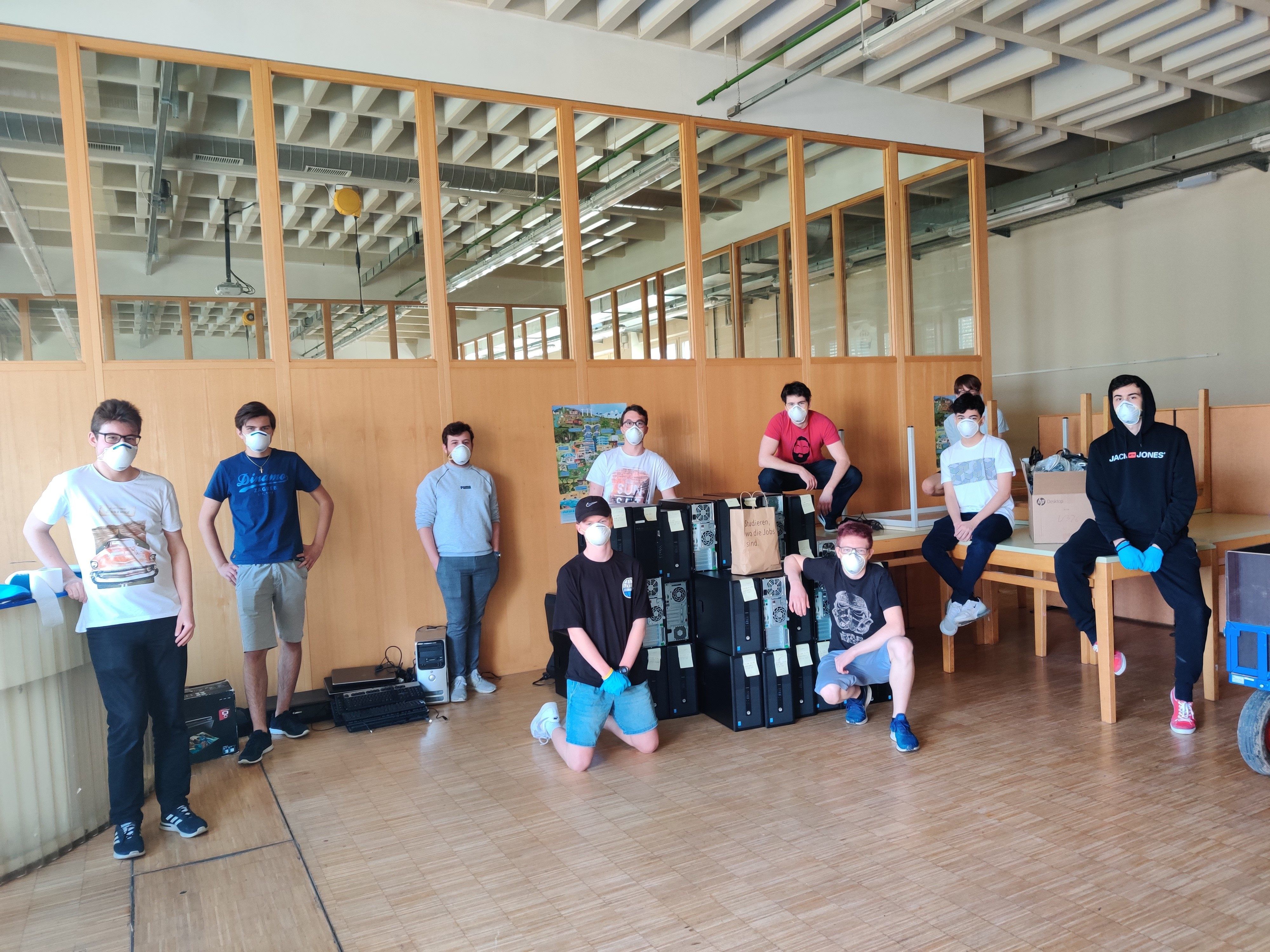 Die Schüler der HTL Dornbirn helfen gerne und bringen die alten Computer wieder auf Vordermann.
