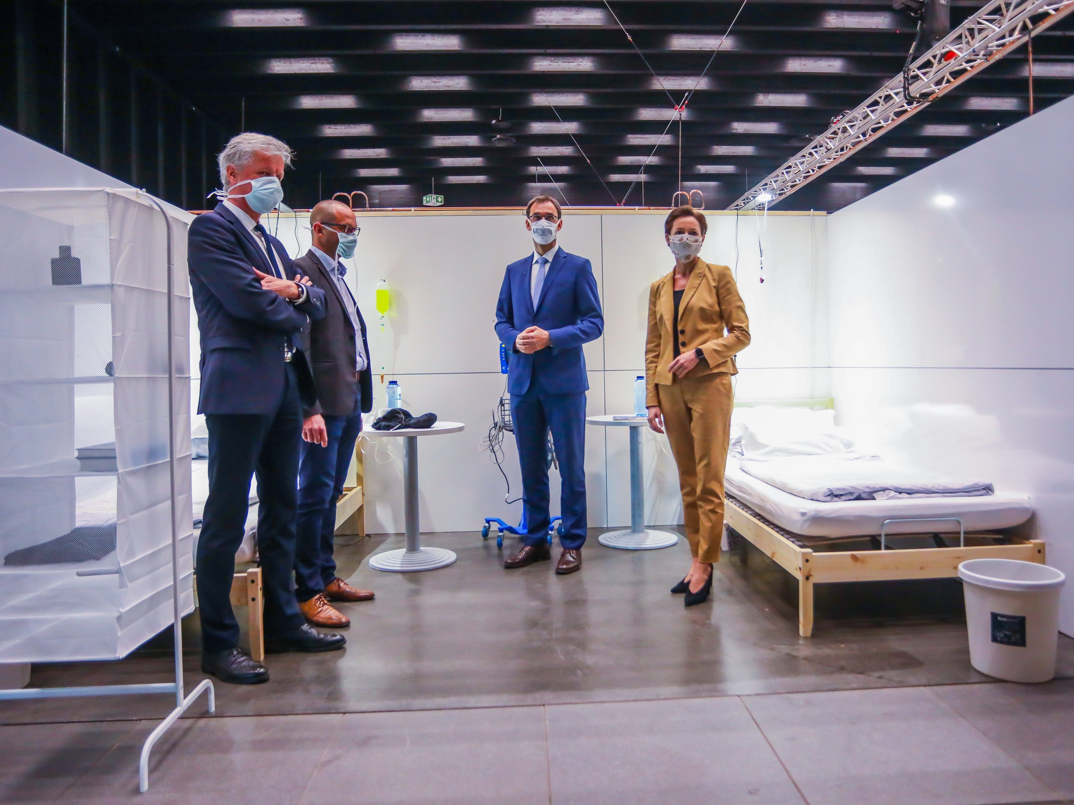 Die Messehalle wurde zum Notversorgungszentrum umfunktioniert. Die Messehalle wurde zum Notversorgungszentrum umfunktioniert.