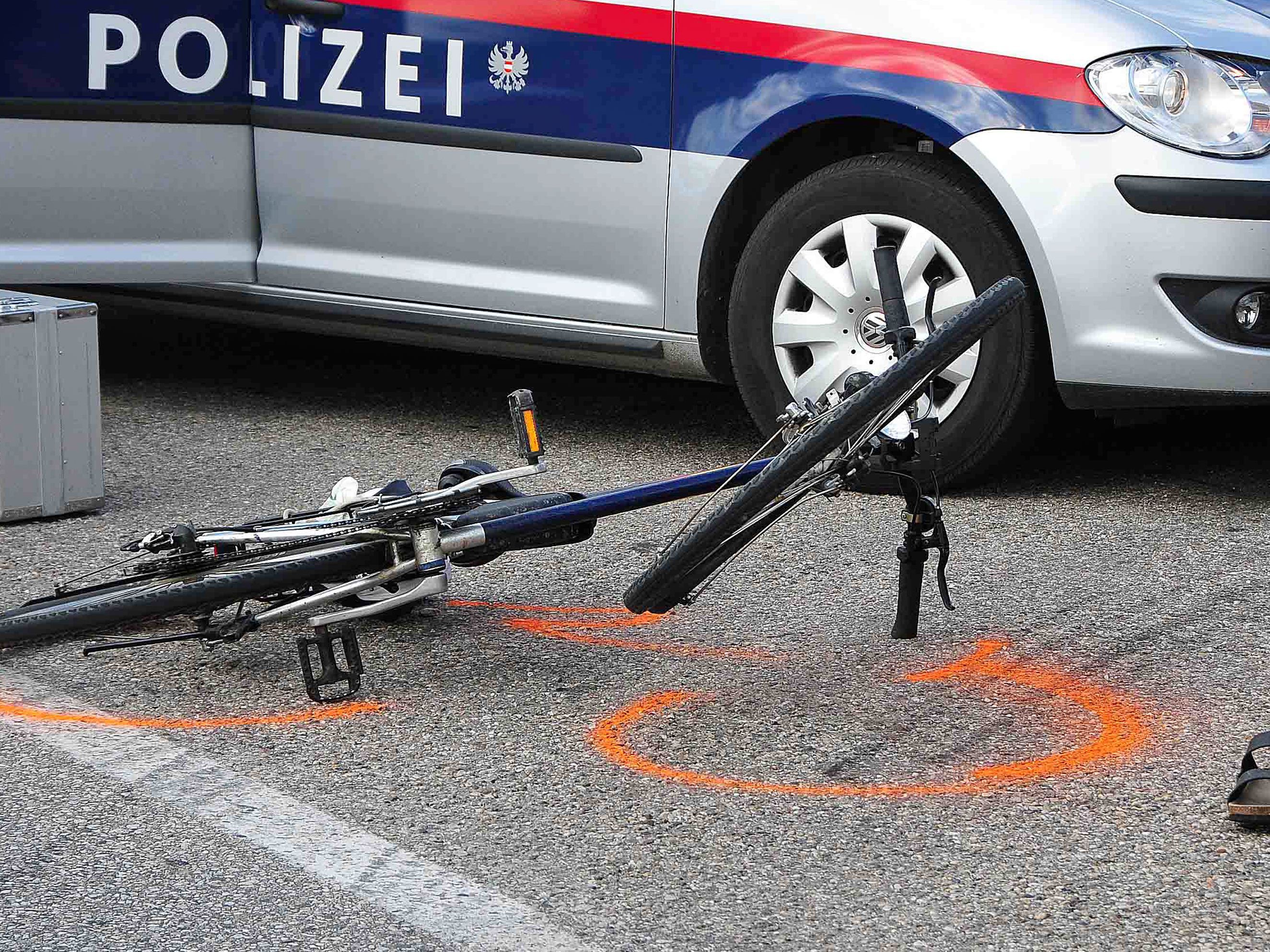 Der Radfahrer wurde bei dem Unfall leicht verletzt.