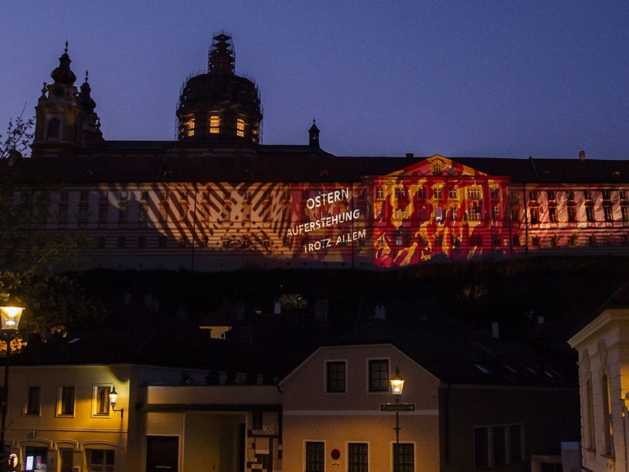 Bis Ostermontag wird der Schriftzug am Stift Melk zu sehen sein.